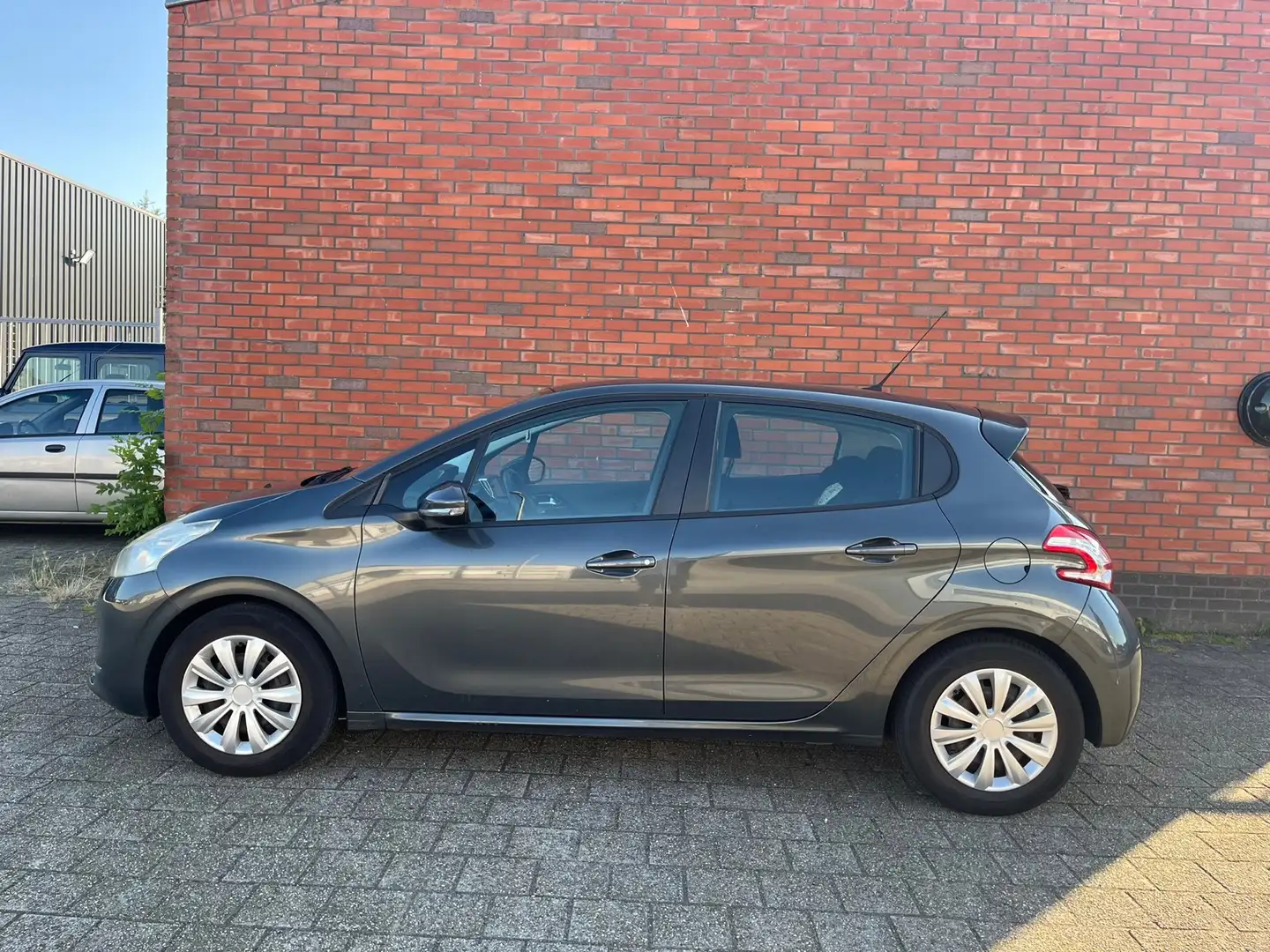 Peugeot 208 Zeer Nette Peugeot 208 1.2 PureTech Style NW APK Grijs - 1
