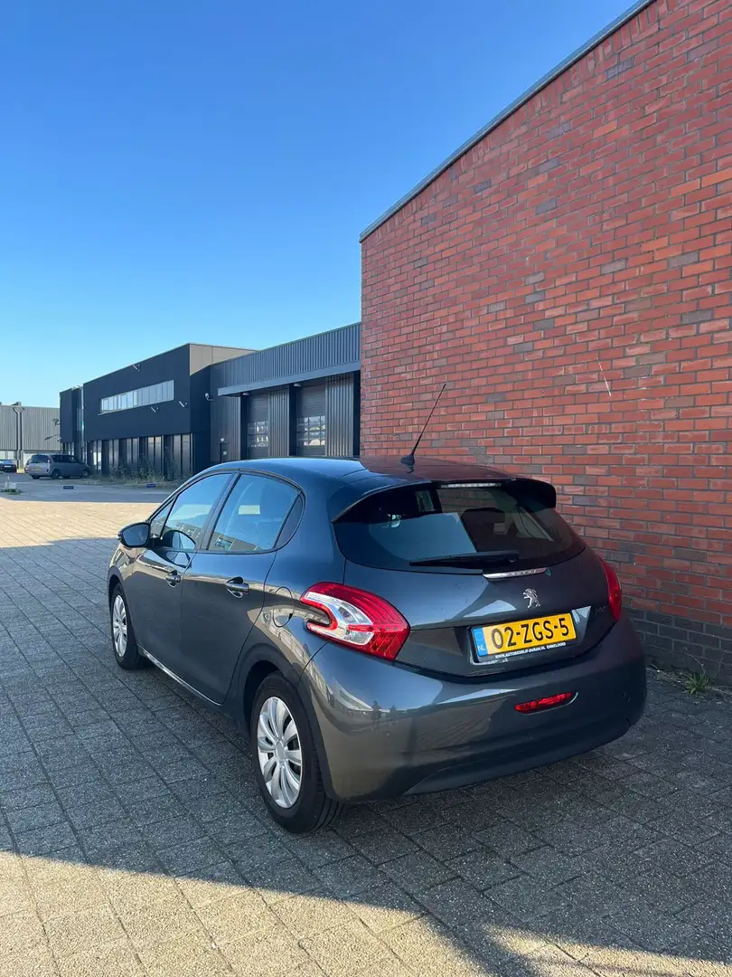 Peugeot 208 Zeer Nette Peugeot 208 1.2 PureTech Style NW APK Grijs - 2