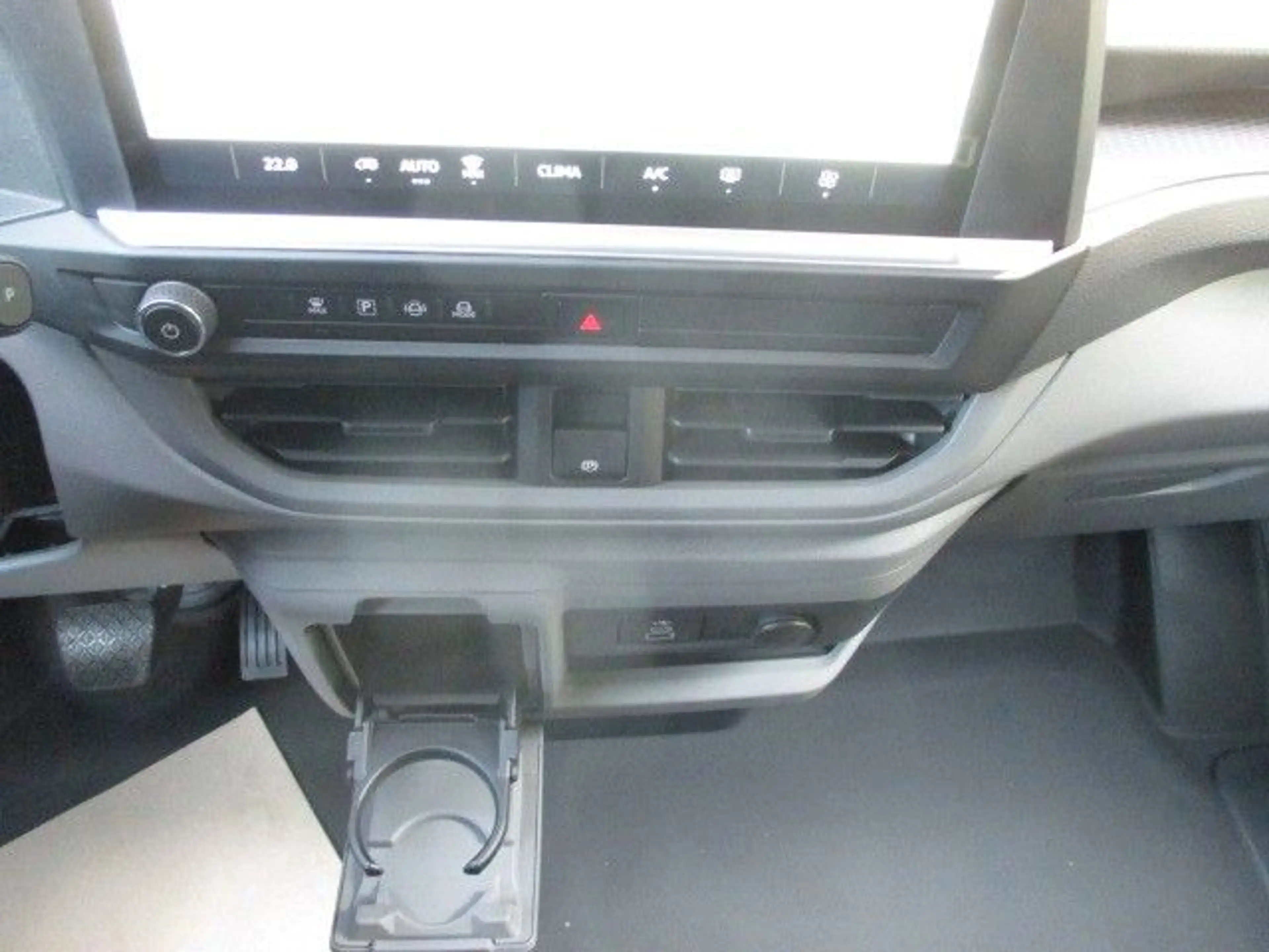 Volkswagen T7 Kombi LR 4Motion AHK+APP-Connect — photo 22