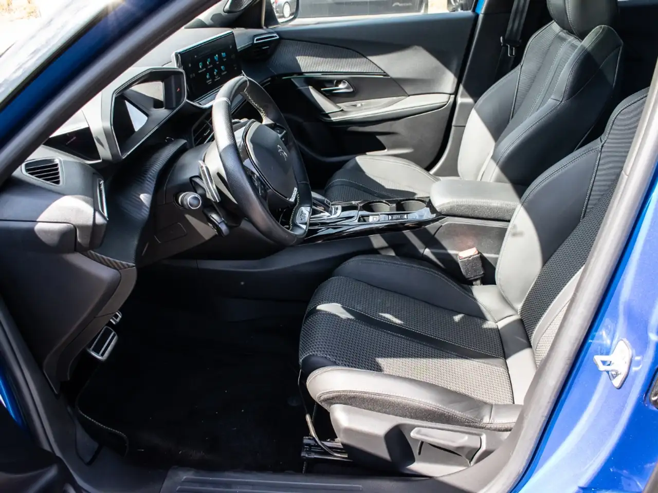 Peugeot 2008 GT El. Panodach Navi Digitales Cockpit LED Klimaau, миниатюра 15