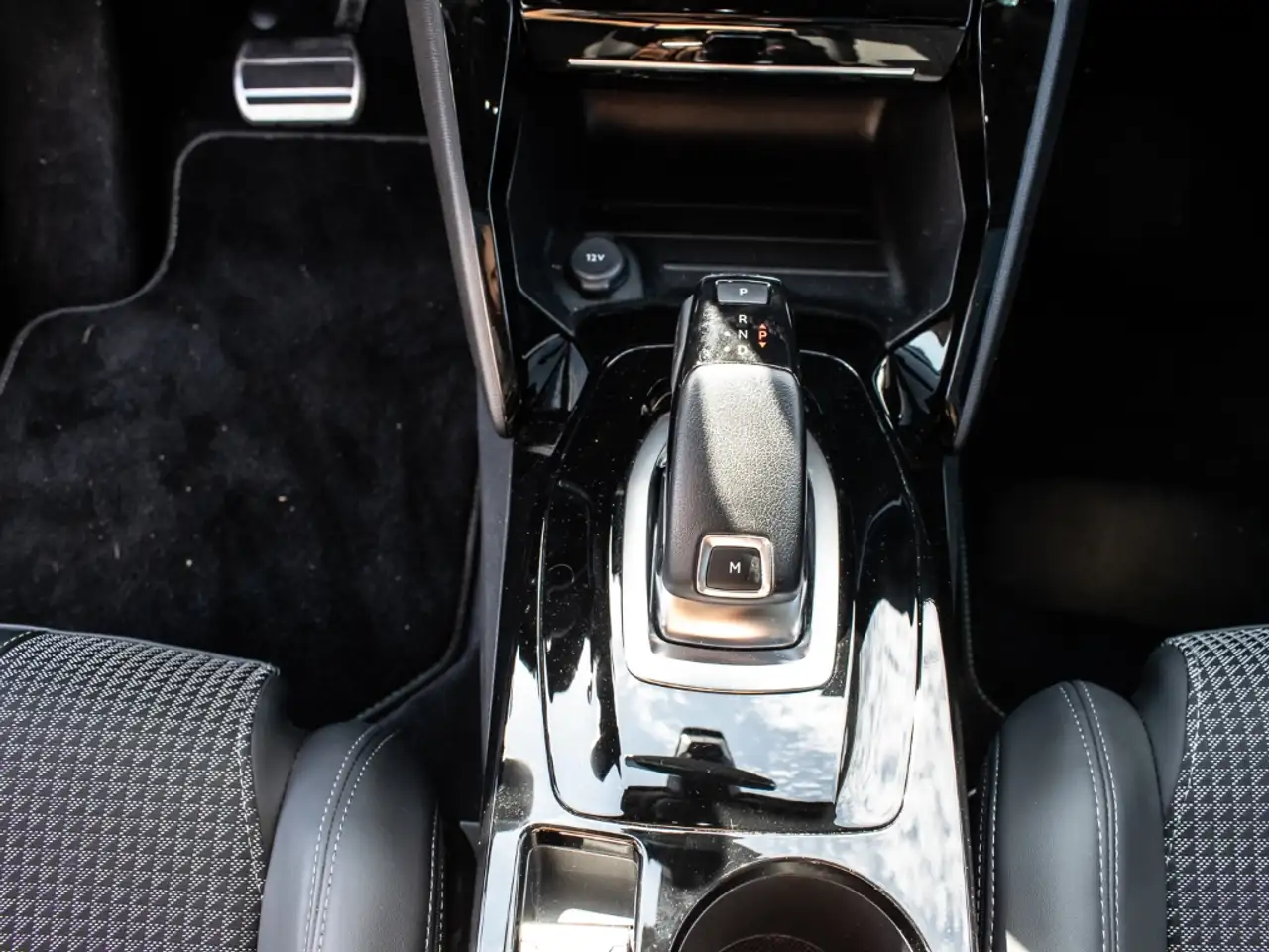 Peugeot 2008 GT El. Panodach Navi Digitales Cockpit LED Klimaau, миниатюра 14