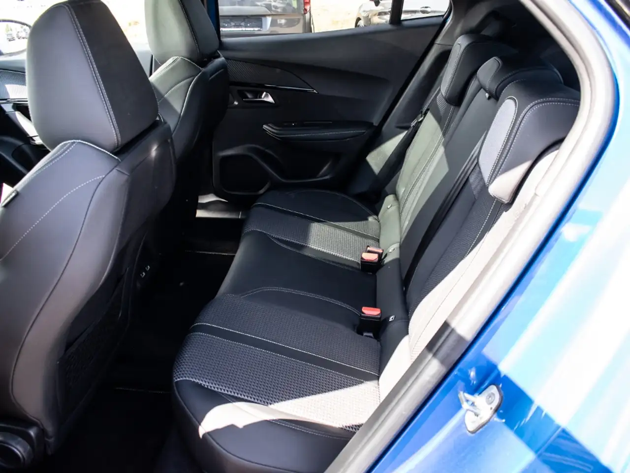 Peugeot 2008 GT El. Panodach Navi Digitales Cockpit LED Klimaau, миниатюра 19
