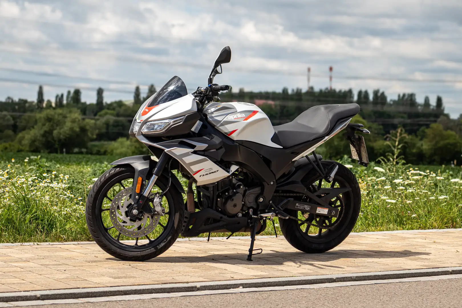 Aprilia Tuono Wit - 1