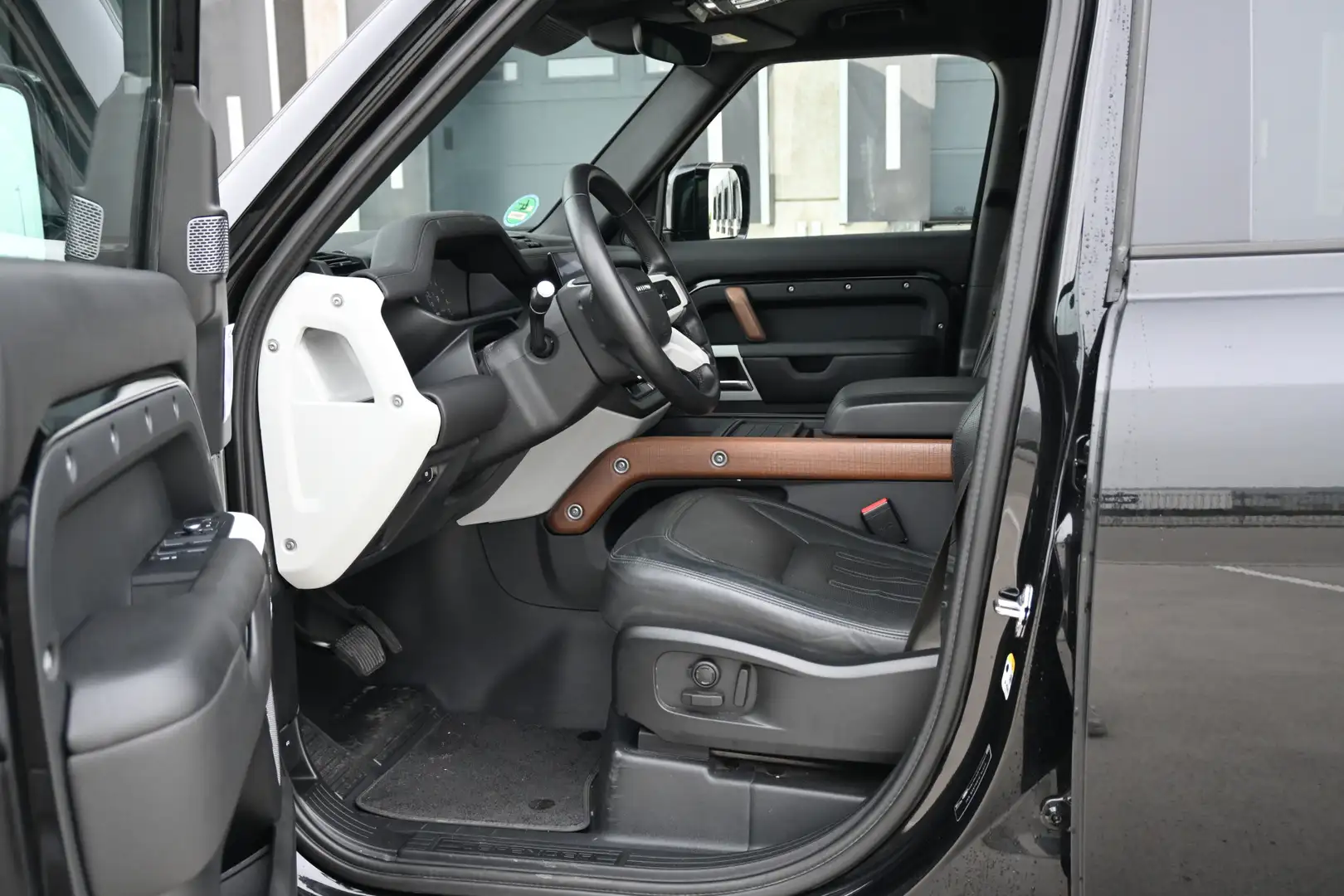 Land Rover Defender 2.0 P400e 110 HSE Zwart - 2