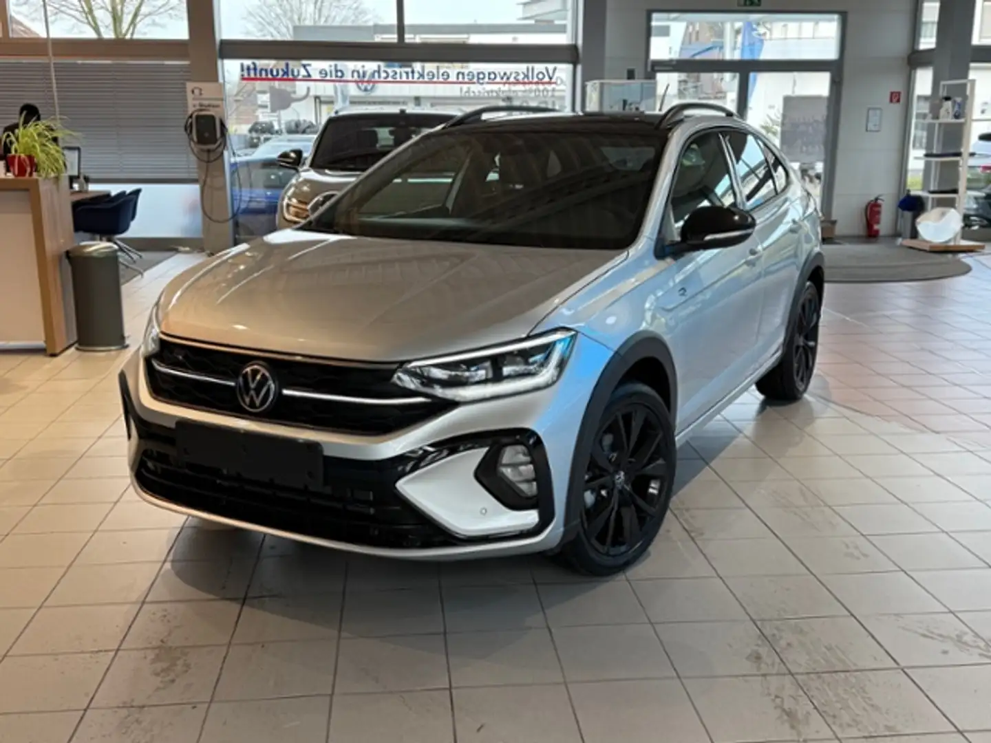 Volkswagen Taigo 1.0 TSI DSG R-Line AHK BLACK NAVI RFK Silber - 2