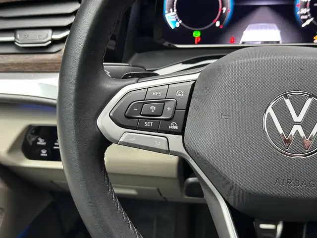 Volkswagen Multivan view 18