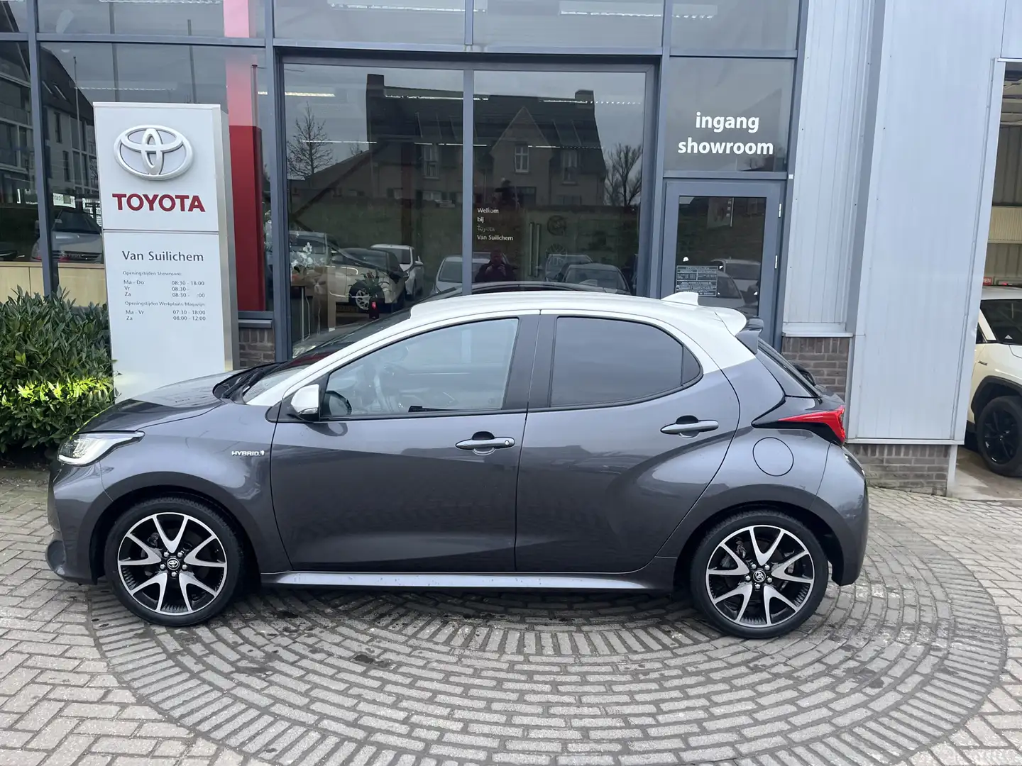 Toyota Yaris 1.5 Hybrid Launch Edition Grau - 2