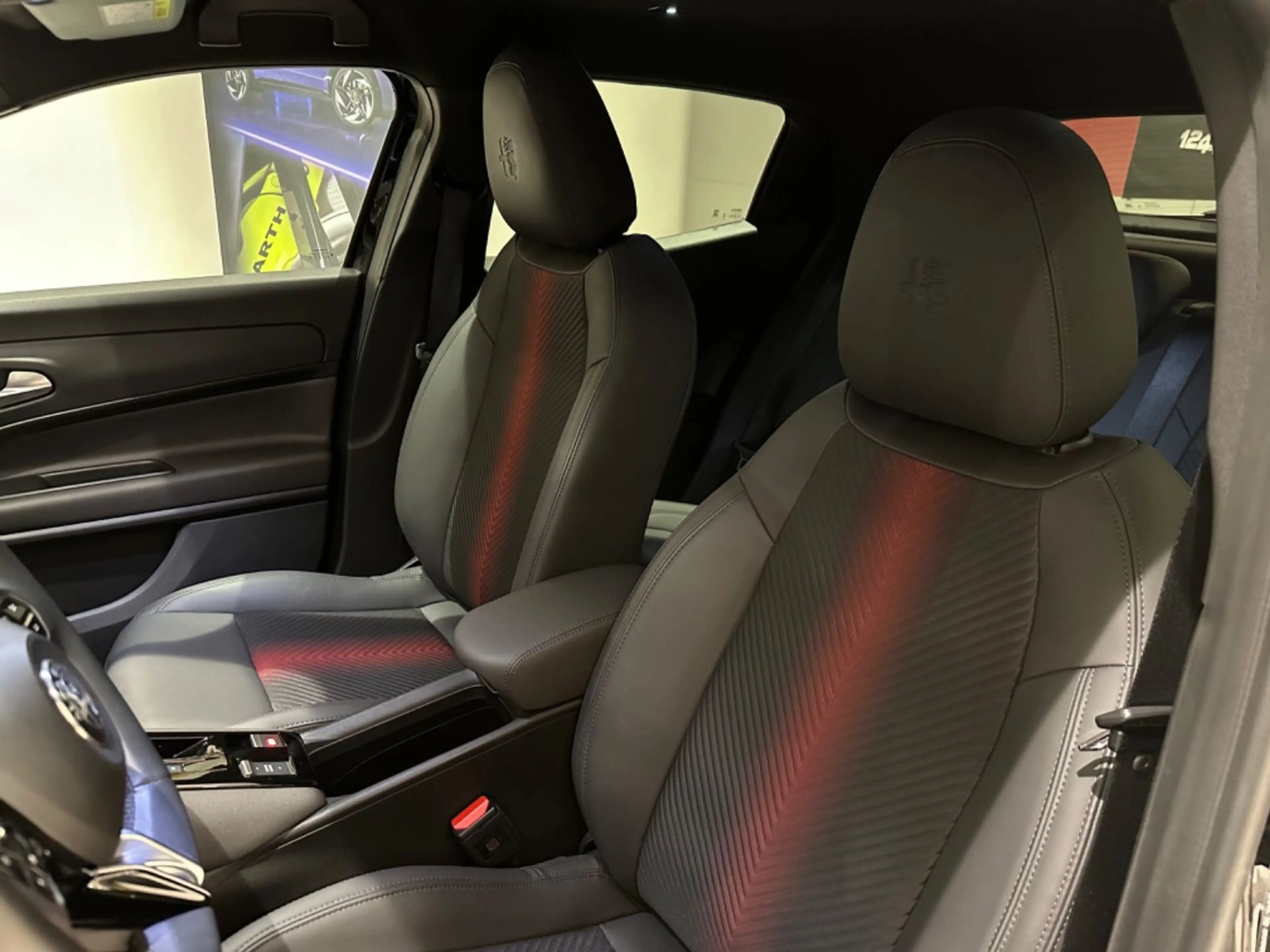 Alfa Romeo Junior Ibrida 1.2 VGT 48V-Hybrid 100 kW Speciale — photo 12