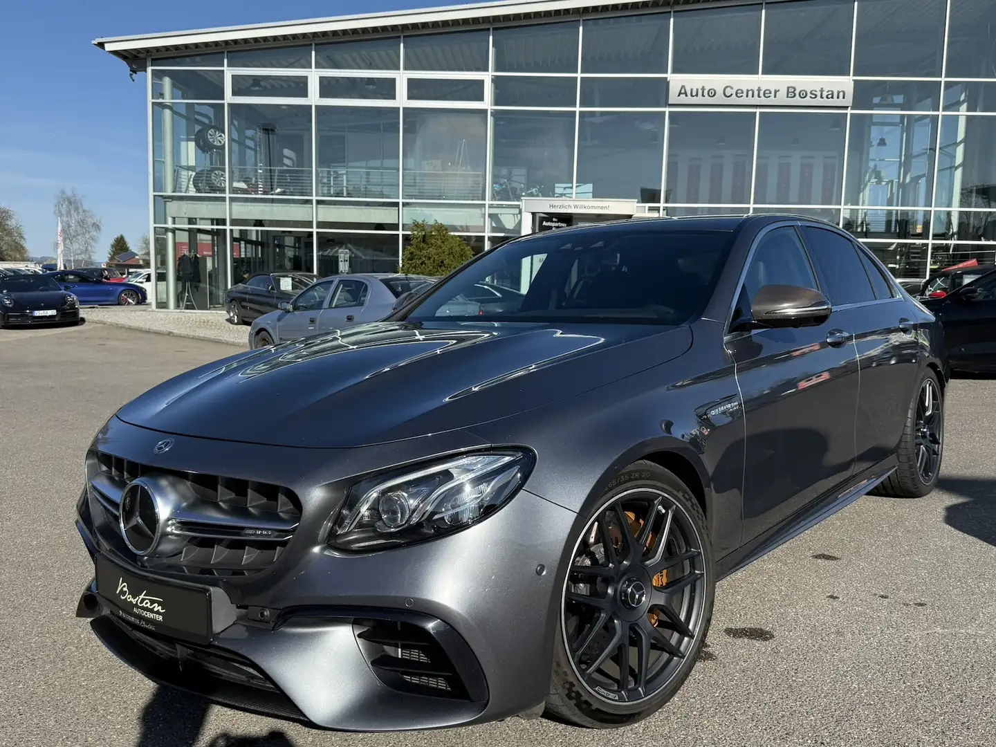 Mercedes-Benz E 63 AMG S/4-MATIC+/KERAMIK/FULL CARBON/TV/360° Šedá - 2