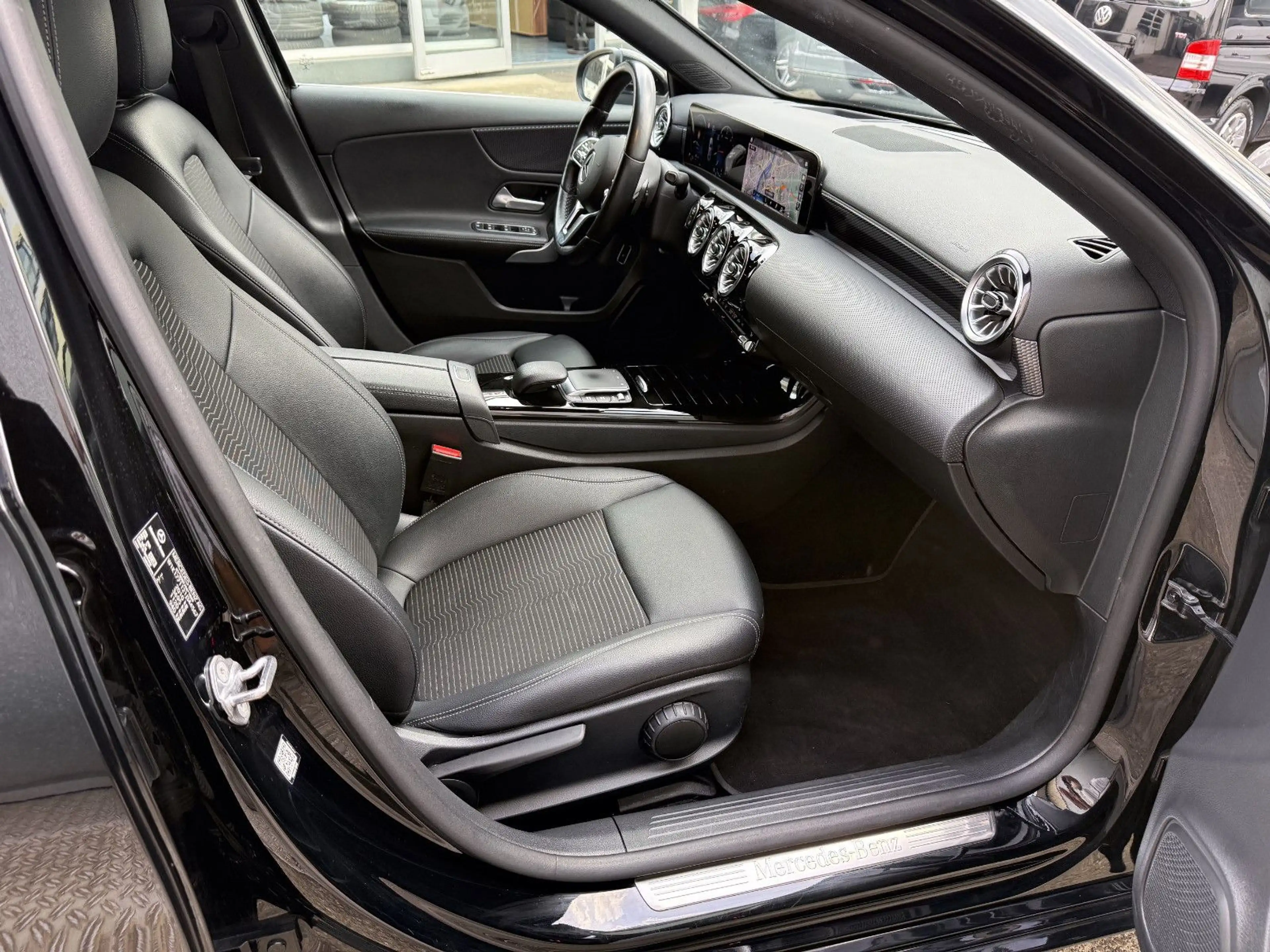 Mercedes-Benz A 200 d Lim Aut MBUX LEDER LED 360° KAMERA HeadUp — photo 11
