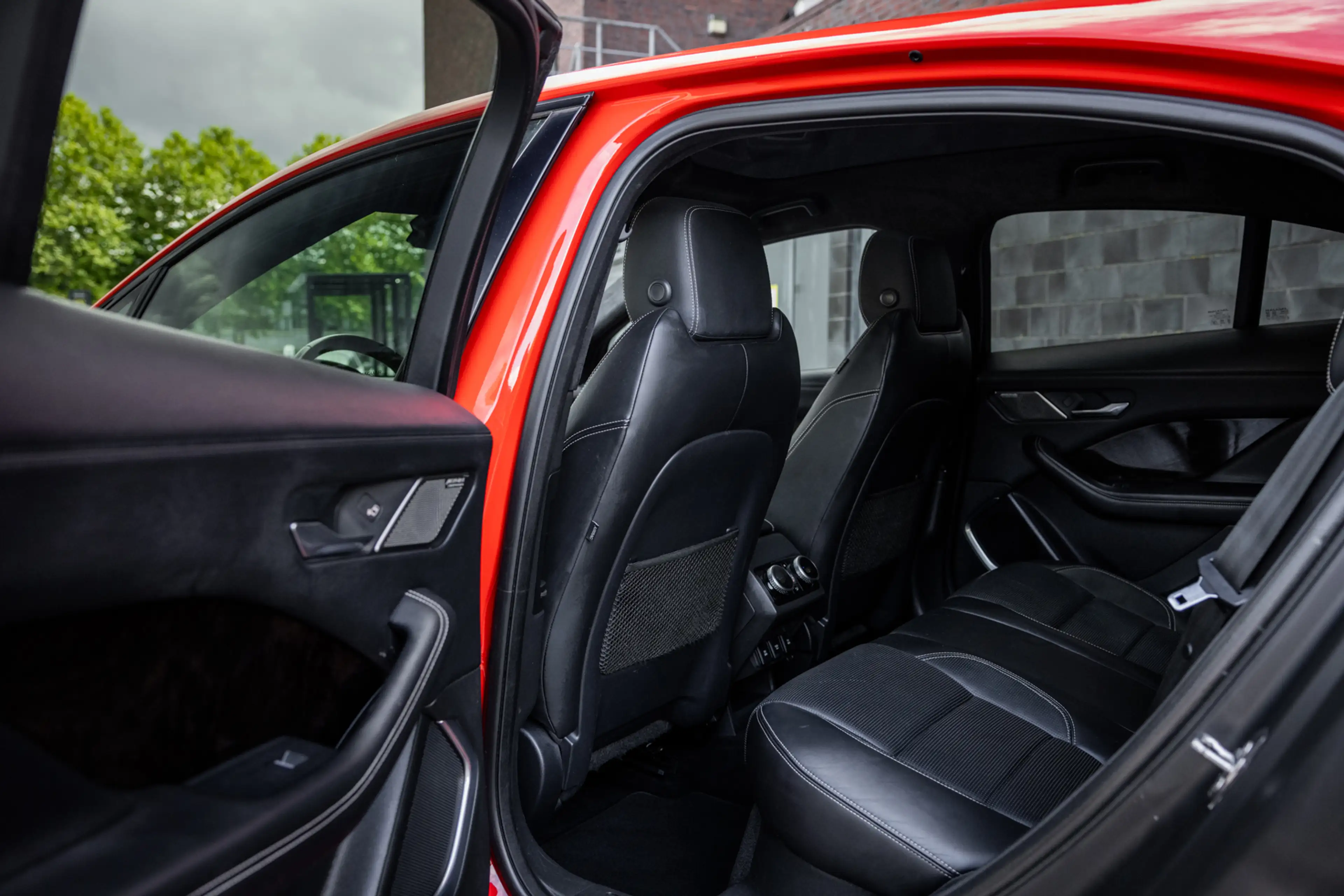 Jaguar I-Pace EV400 First Edition 90 kWh (400pk) Alcantara | LED — photo 15