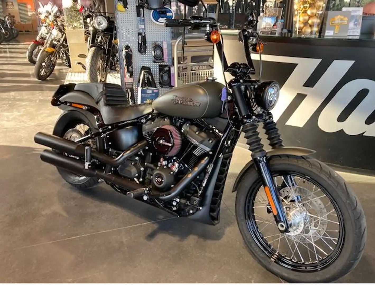 Harley-Davidson Street Bob Grijs - 2