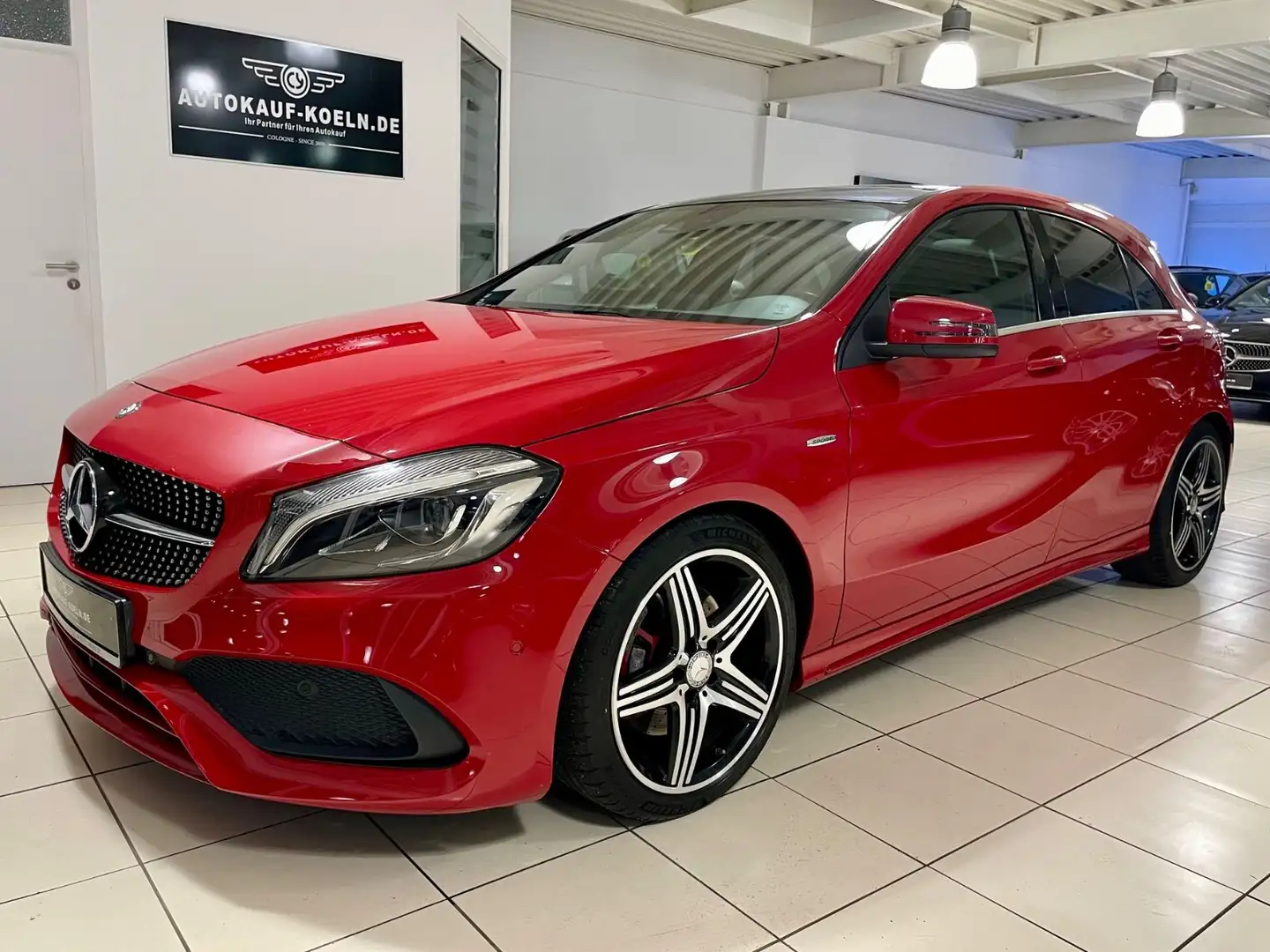 Mercedes-Benz A 250 4Matic AMG Sport Paket/Automatik/PanoGlas Rot - 1