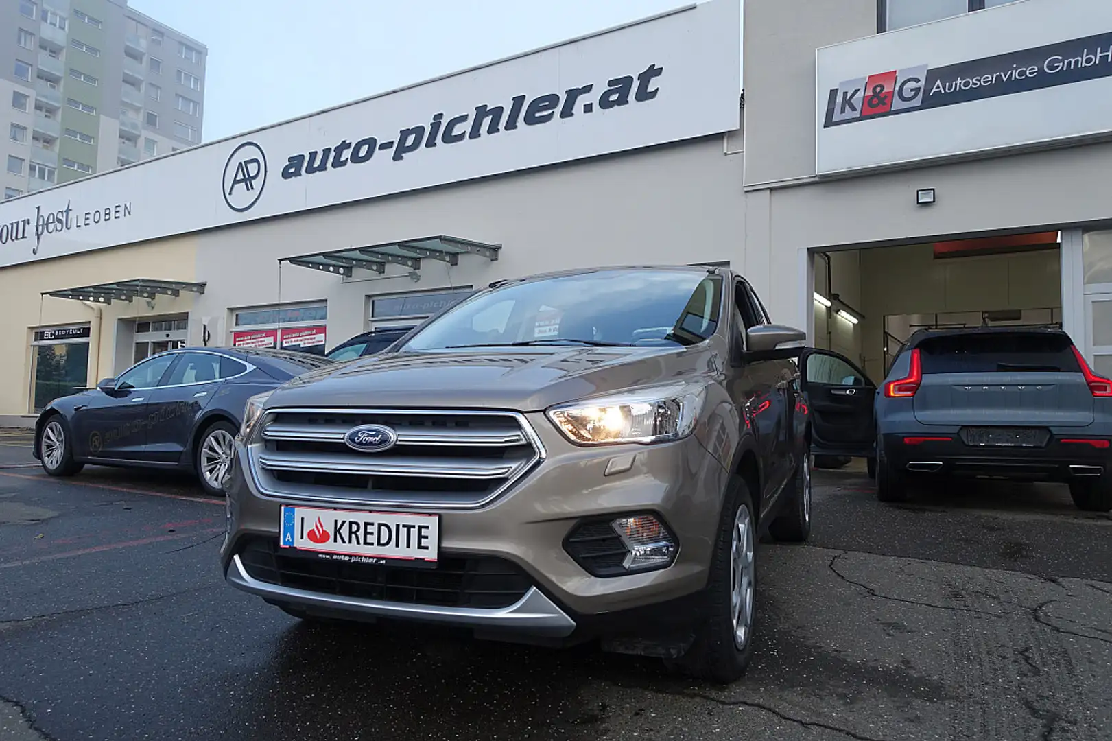 Ford Kuga 1,5 EcoBoost Trend Grau - 1