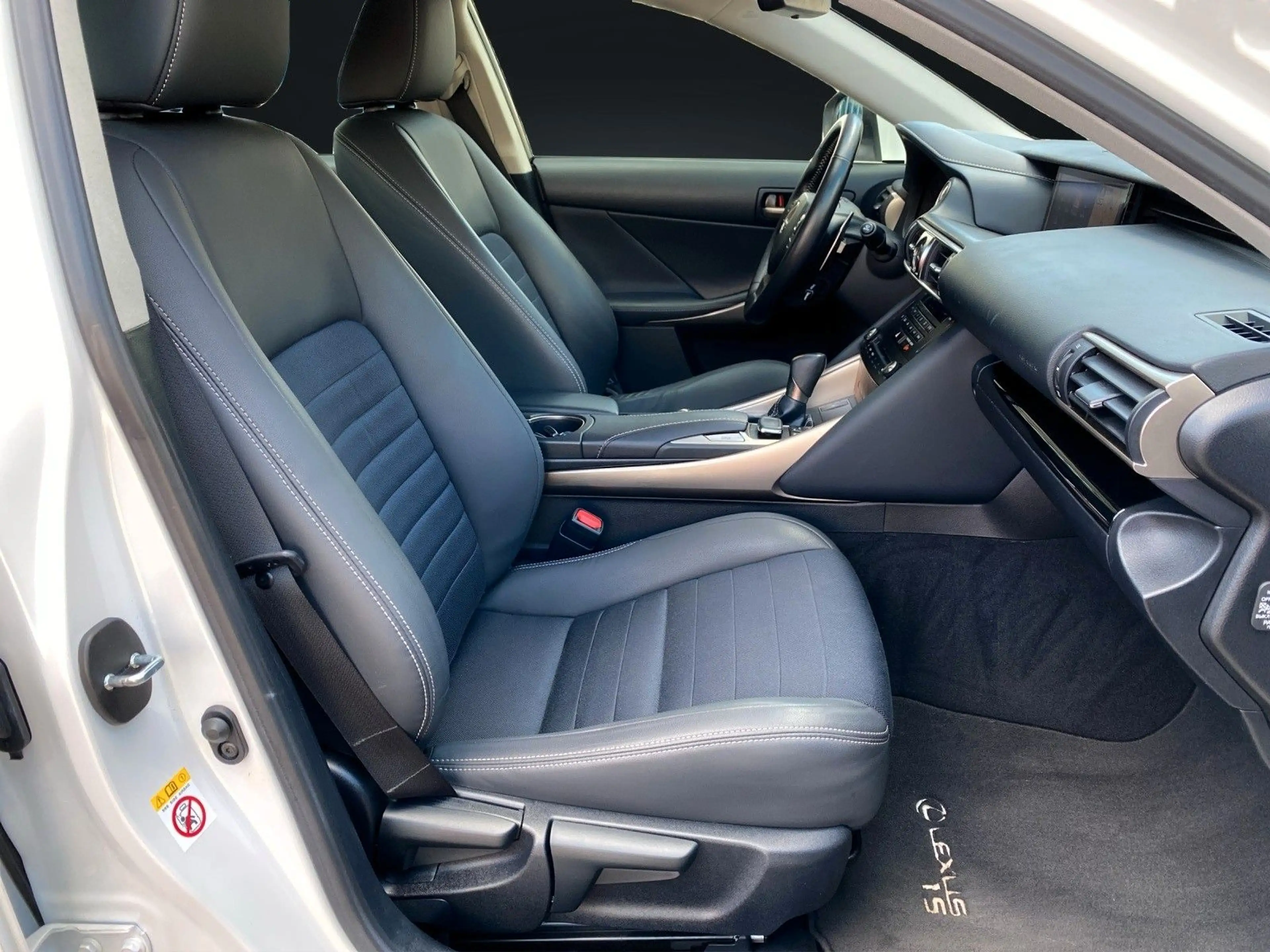 Lexus IS 300 h EXECUTIVE LINE NAVI-KAMERA-LED-ACC — photo 13