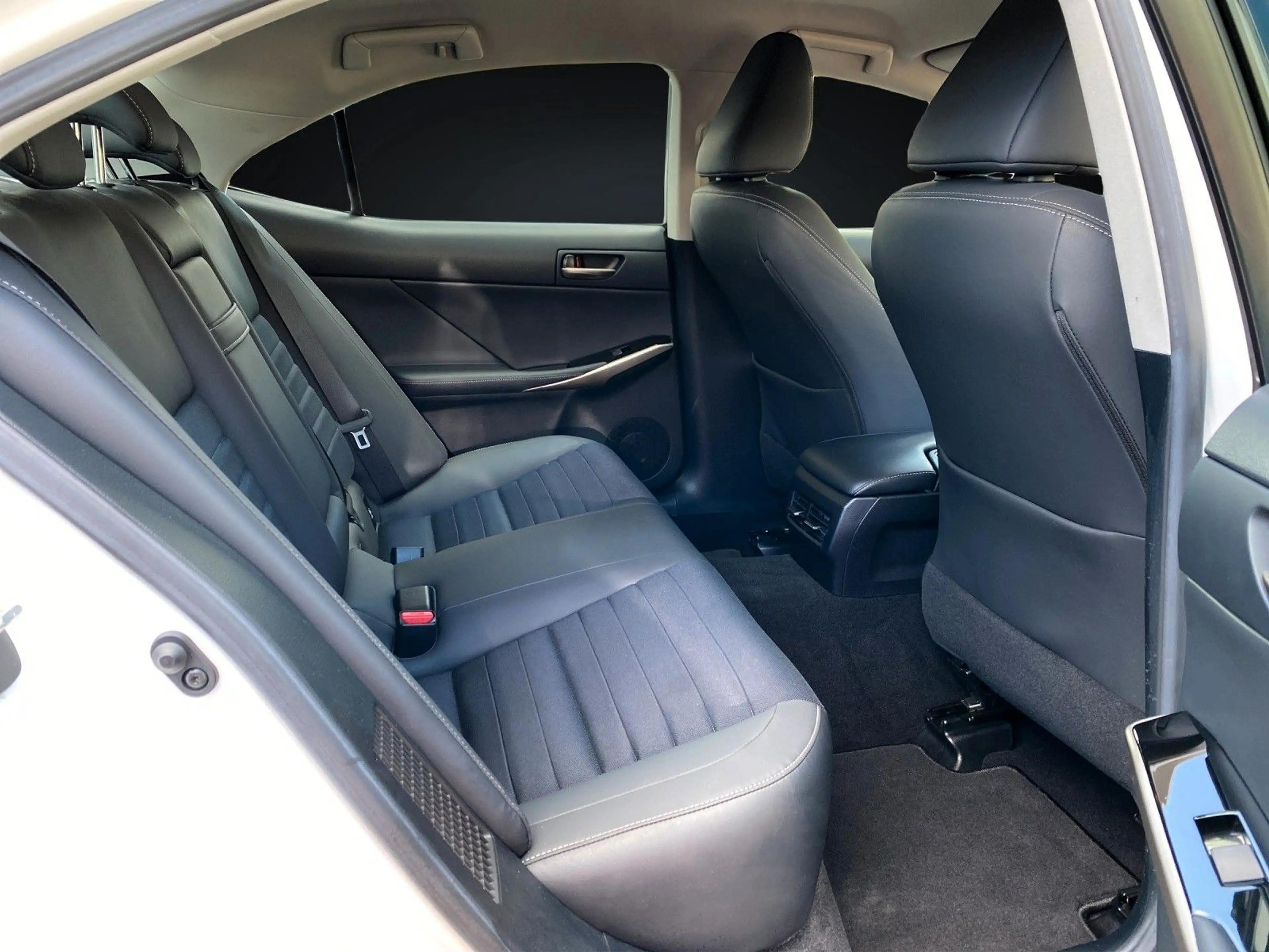 Lexus IS 300 h EXECUTIVE LINE NAVI-KAMERA-LED-ACC — photo 15
