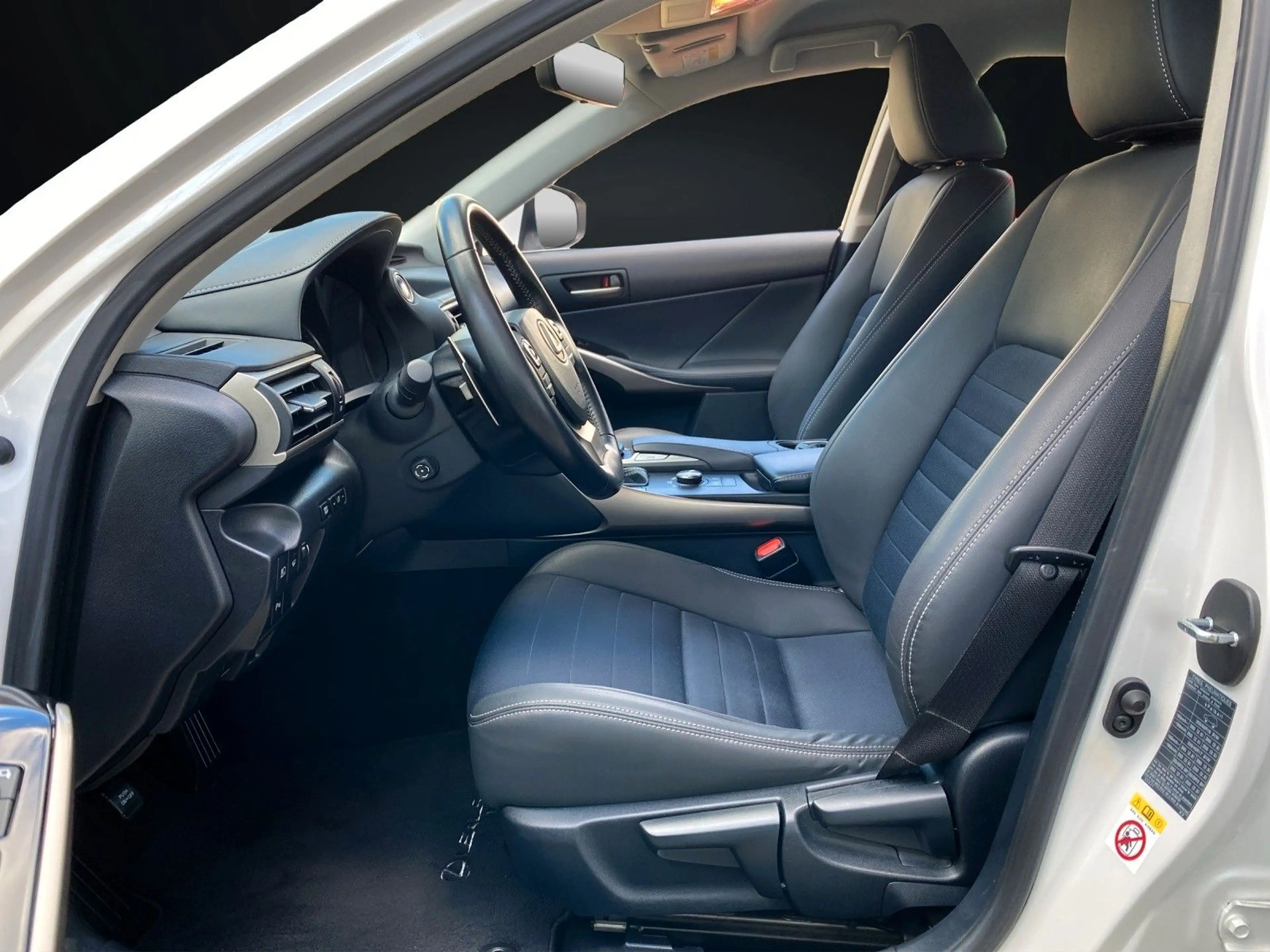 Lexus IS 300 h EXECUTIVE LINE NAVI-KAMERA-LED-ACC — photo 12