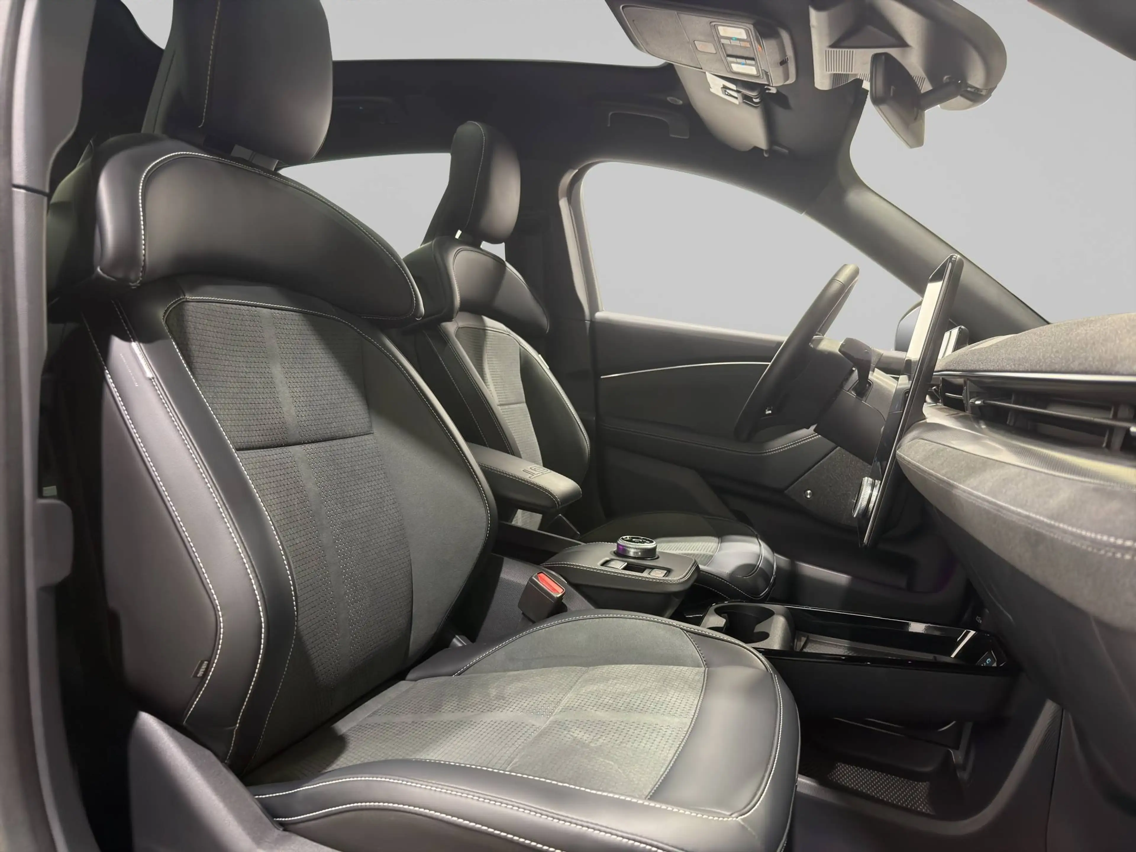 Ford Mustang Mach-E 99 kWh AWD GT Extended Range GT ***HEATED/VENTILATED SEATS*PANORAMIC ROOF*BANG&OLUFSEN*** — photo 11
