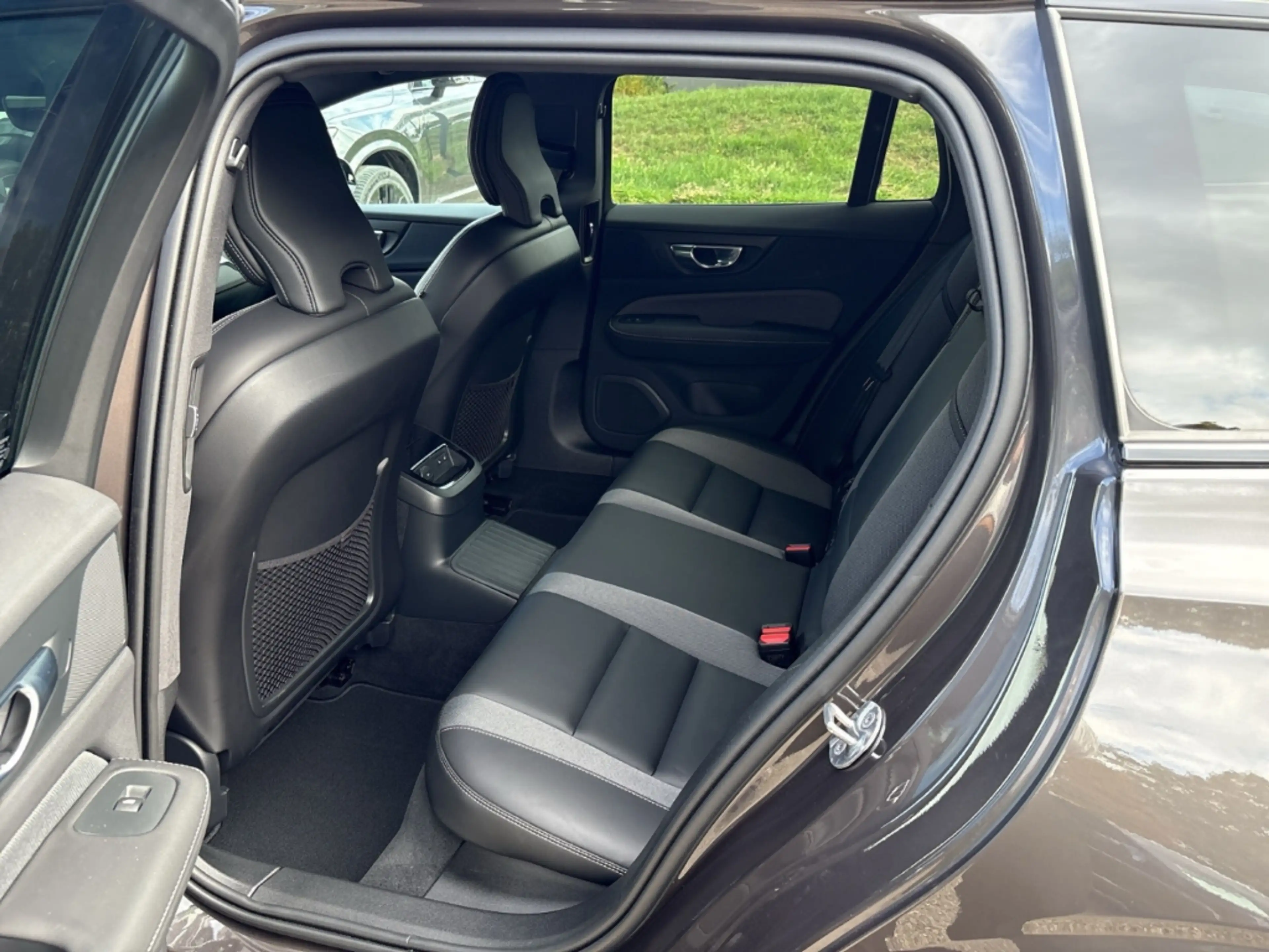 Volvo V60 Kombi Plus T8 Dark Plug-In Hybrid AWD StandHZG Led — photo 7