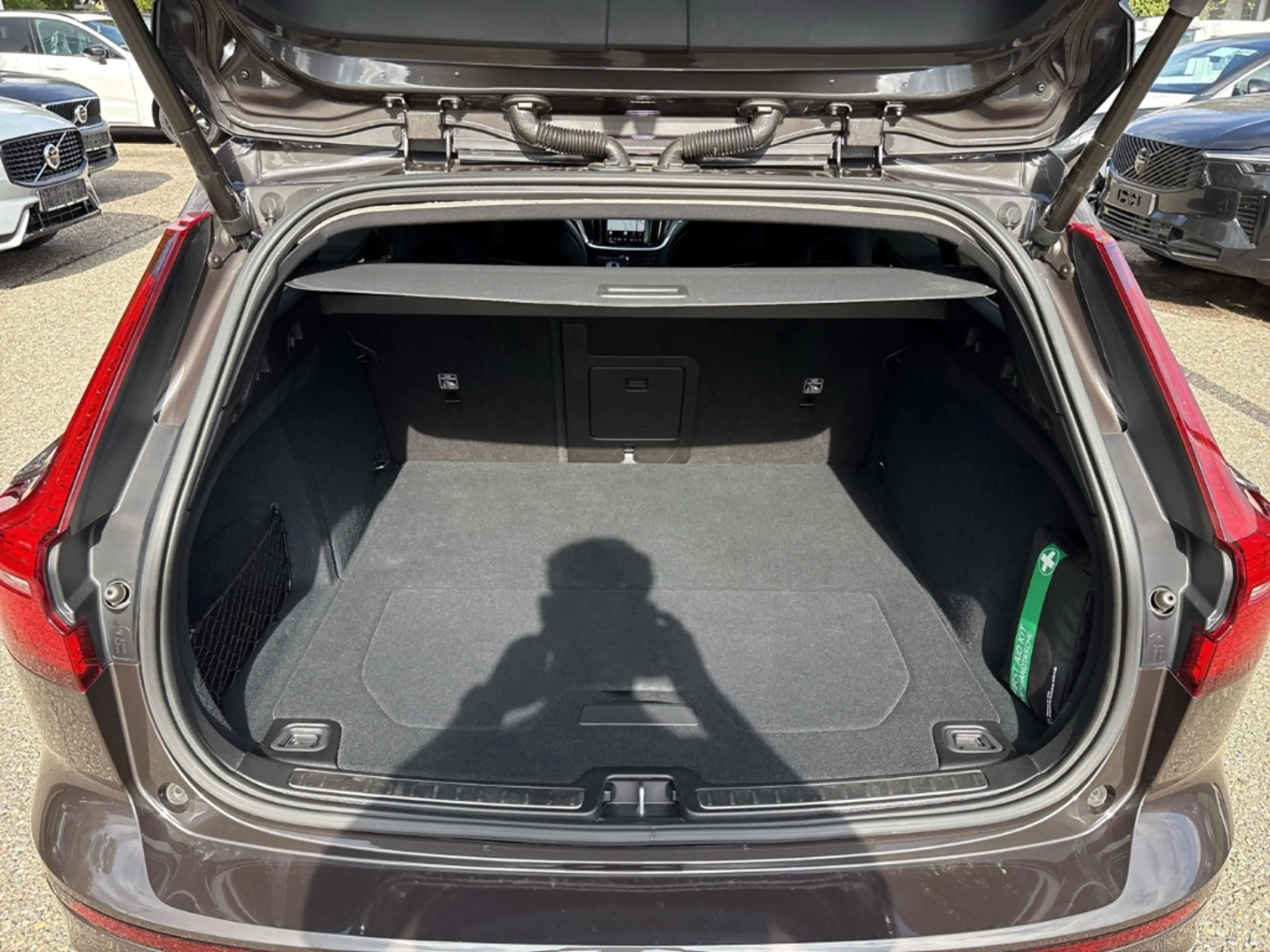Volvo V60 Kombi Plus T8 Dark Plug-In Hybrid AWD StandHZG Led — photo 11