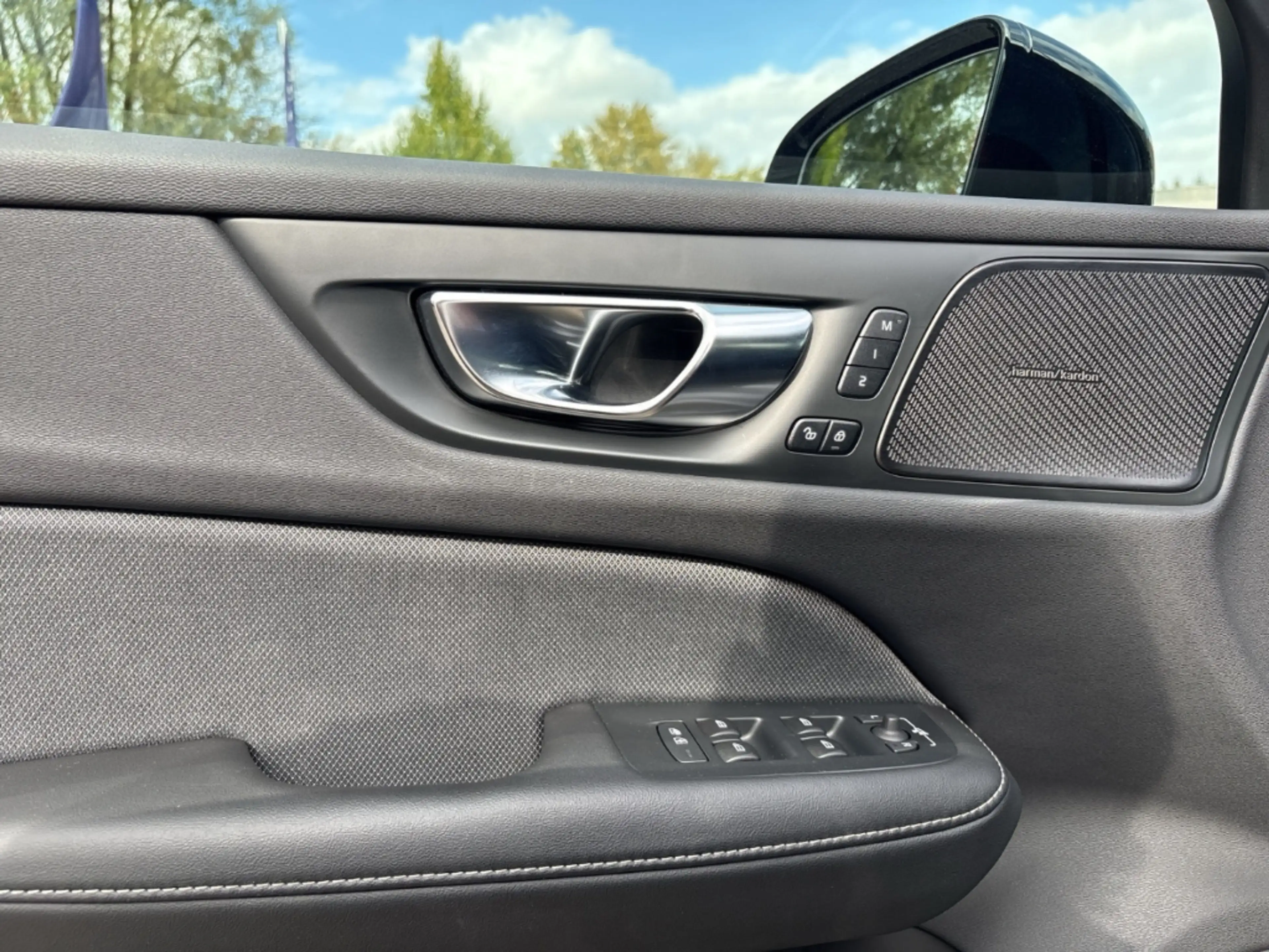 Volvo V60 Kombi Plus T8 Dark Plug-In Hybrid AWD StandHZG Led — photo 15