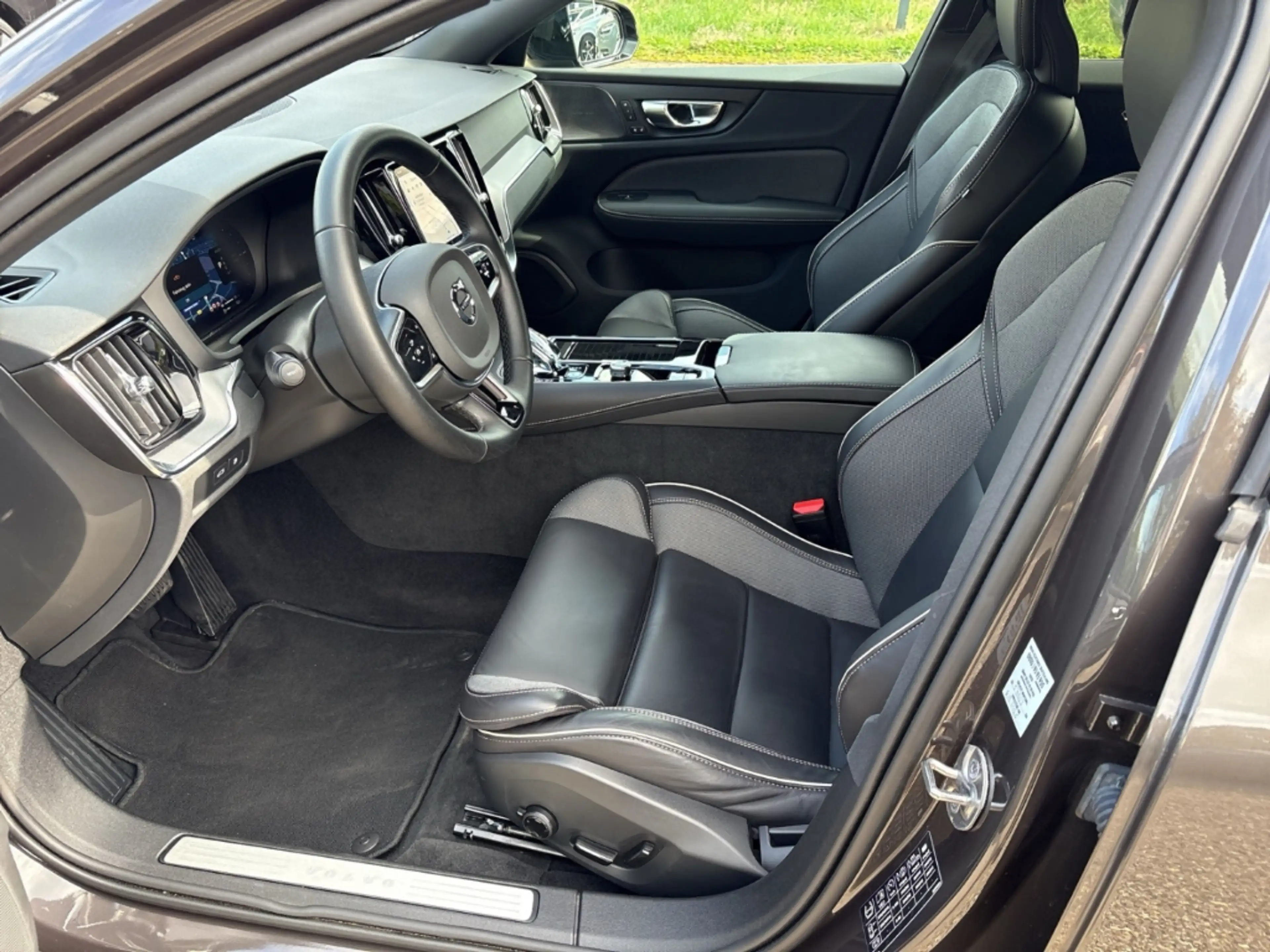 Volvo V60 Kombi Plus T8 Dark Plug-In Hybrid AWD StandHZG Led — photo 6
