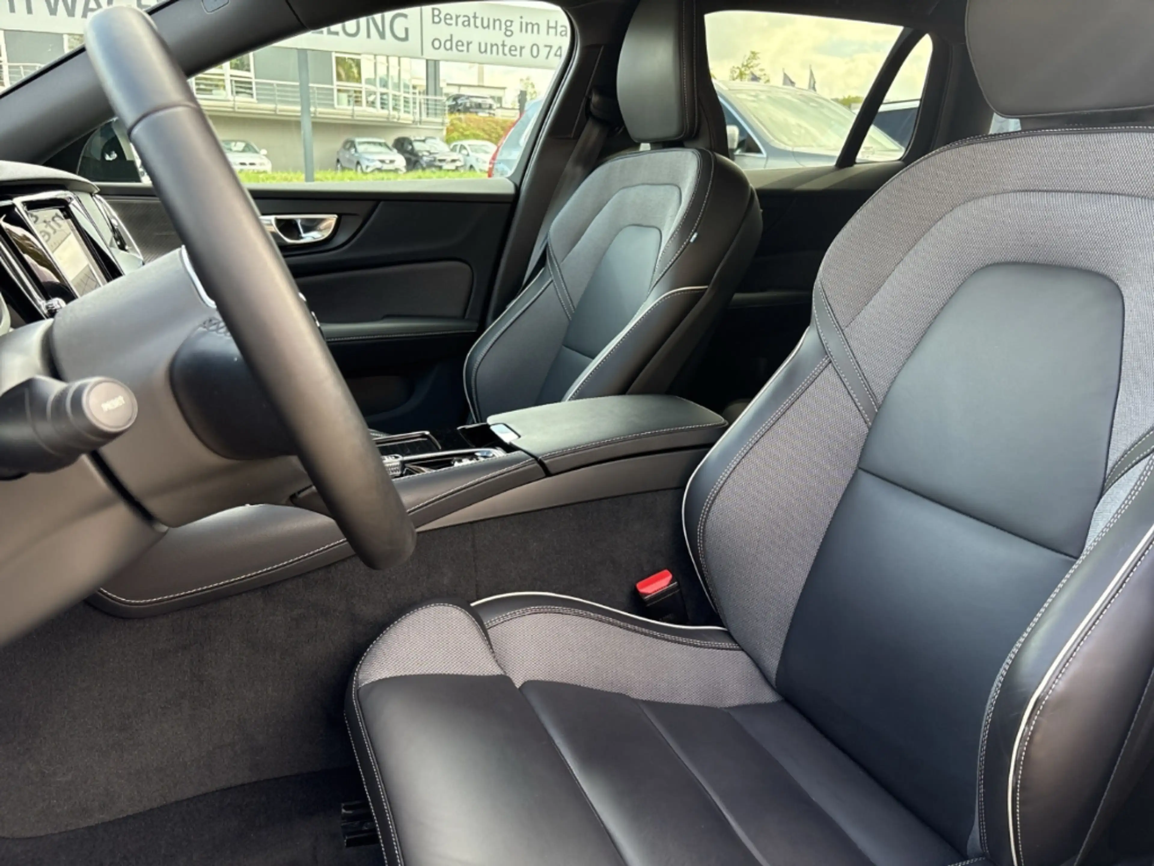 Volvo V60 Kombi Plus T8 Dark Plug-In Hybrid AWD StandHZG Led — photo 12