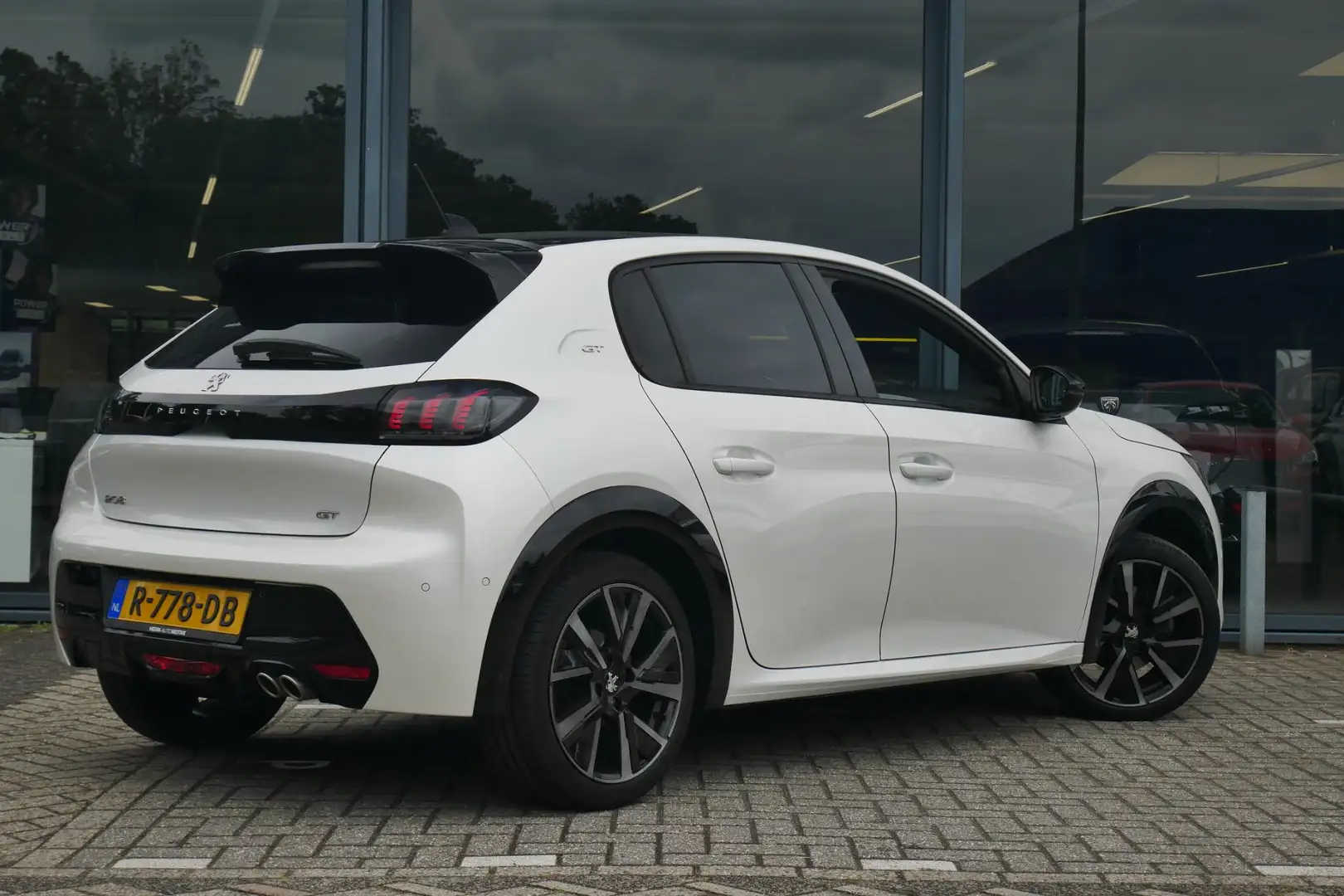 Peugeot 208 1.2 GT Pack 130PK Automaat | Lederen Bekleding | P Wit - 2