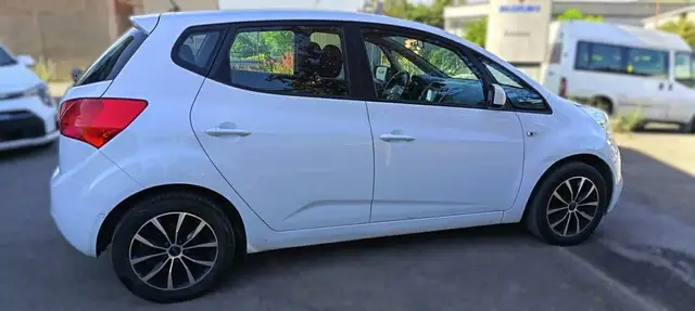 Kia Venga view 3