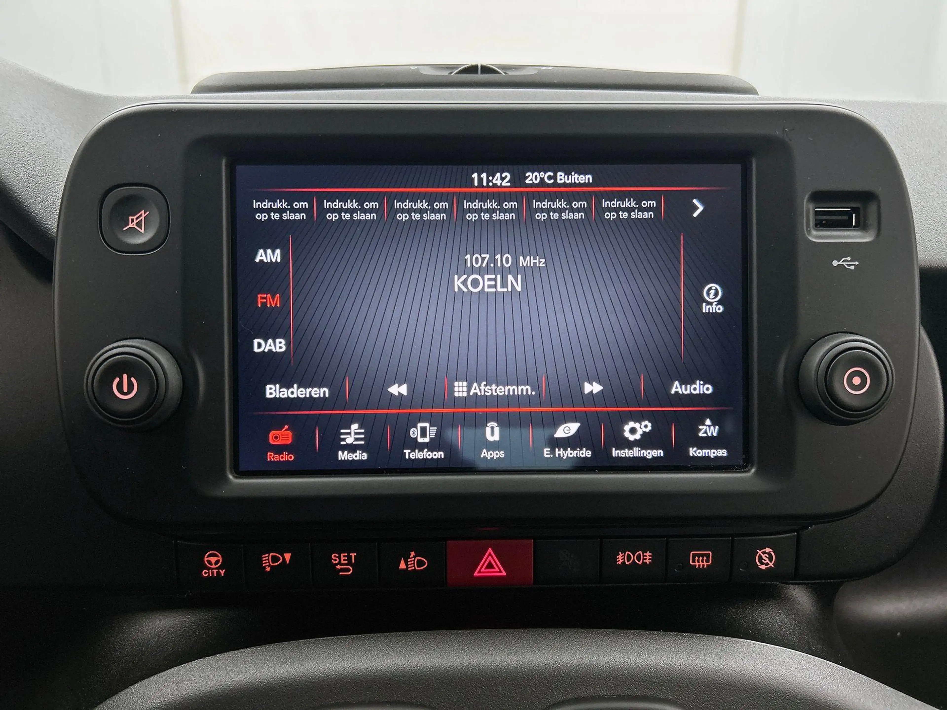 Fiat Panda 1.0 Hybrid Cross CARPLAY | CLIMA — photo 9