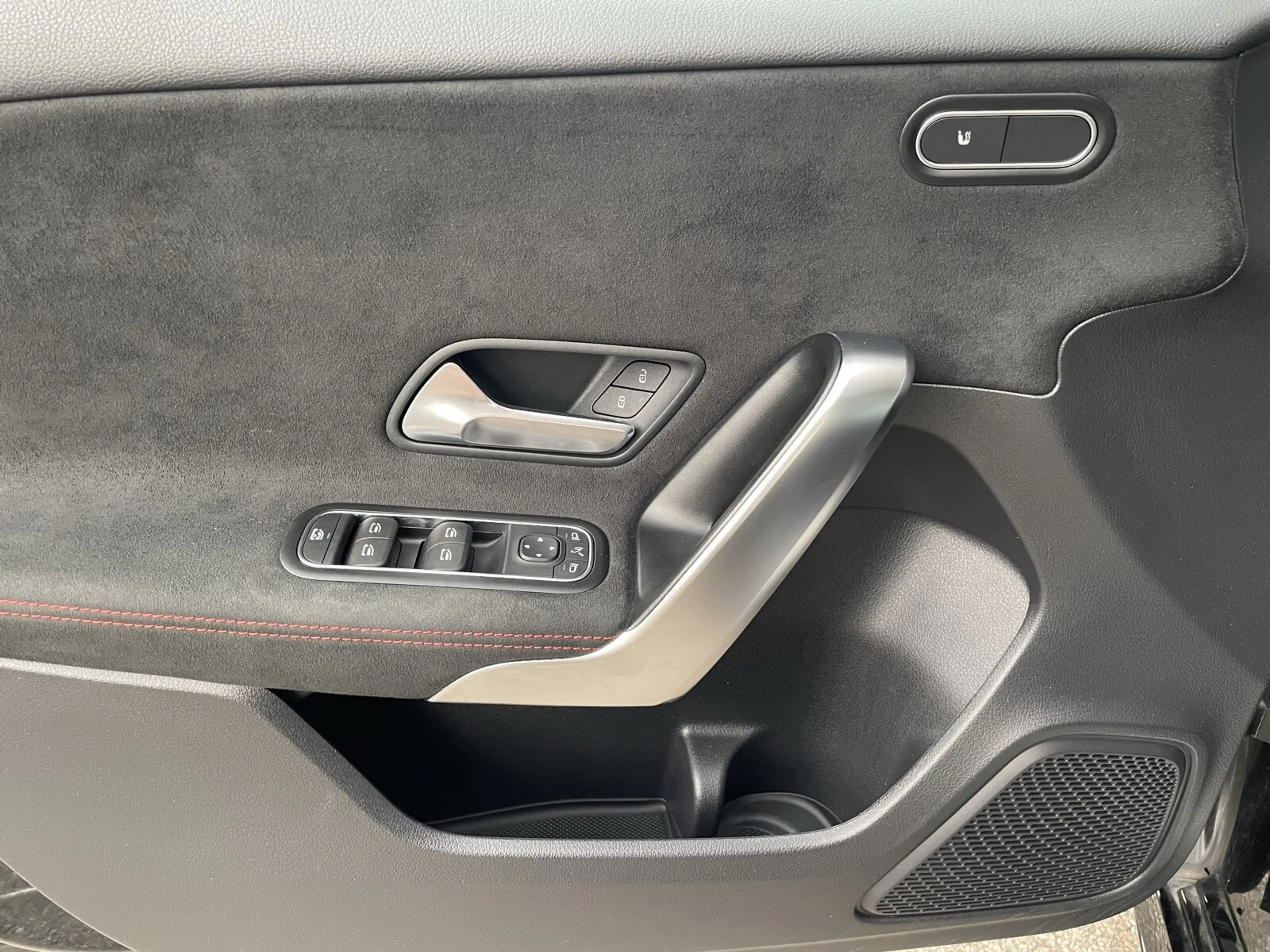 Mercedes-Benz A 200 A 200 d Kompaktlimousine AMG *PANO*KEYLESS*AMBI*CAM — photo 11