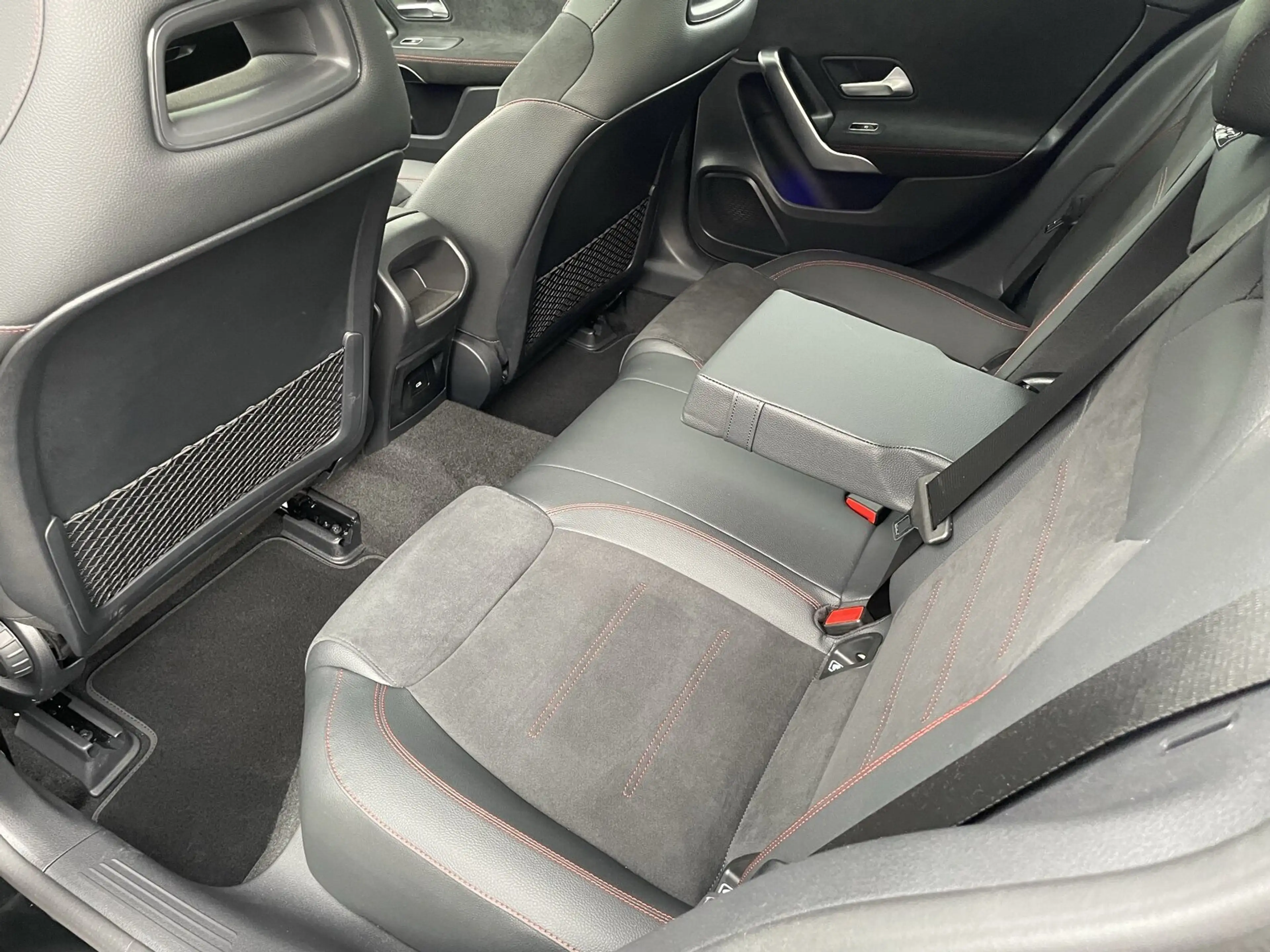 Mercedes-Benz A 200 A 200 d Kompaktlimousine AMG *PANO*KEYLESS*AMBI*CAM — photo 13