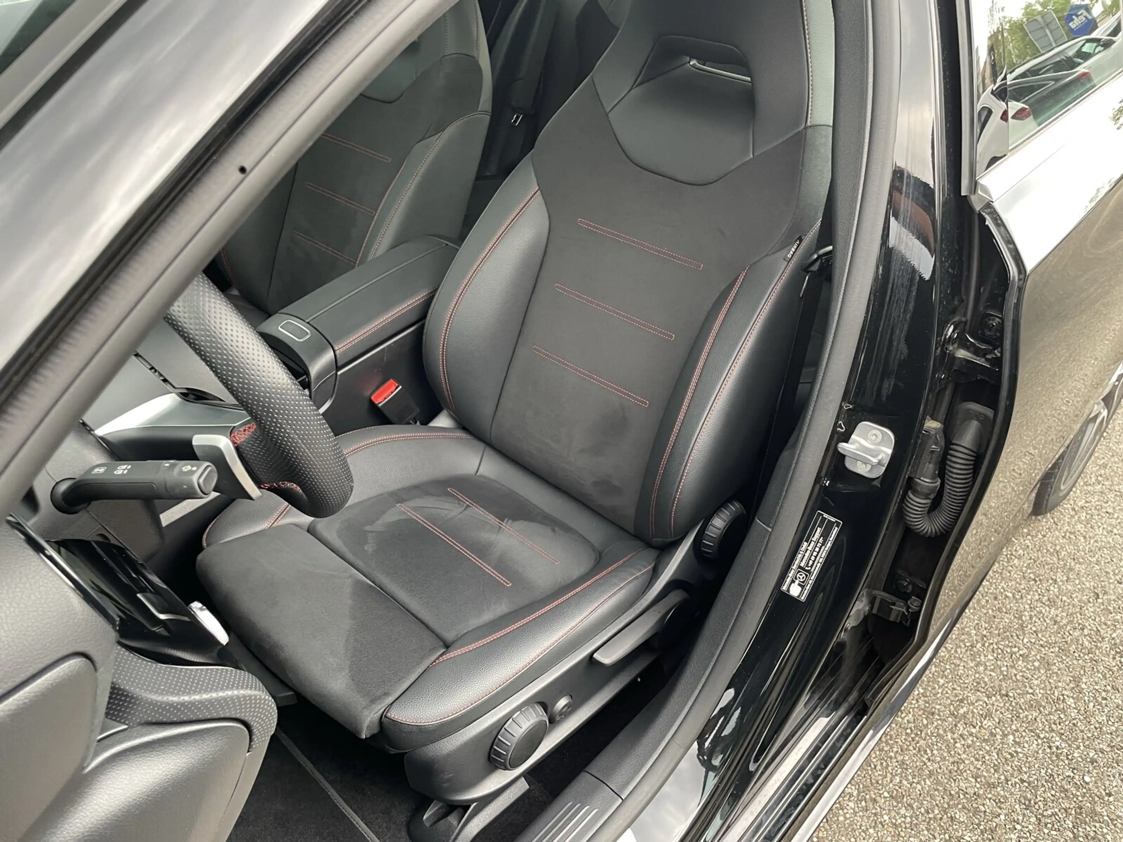 Mercedes-Benz A 200 A 200 d Kompaktlimousine AMG *PANO*KEYLESS*AMBI*CAM — photo 12