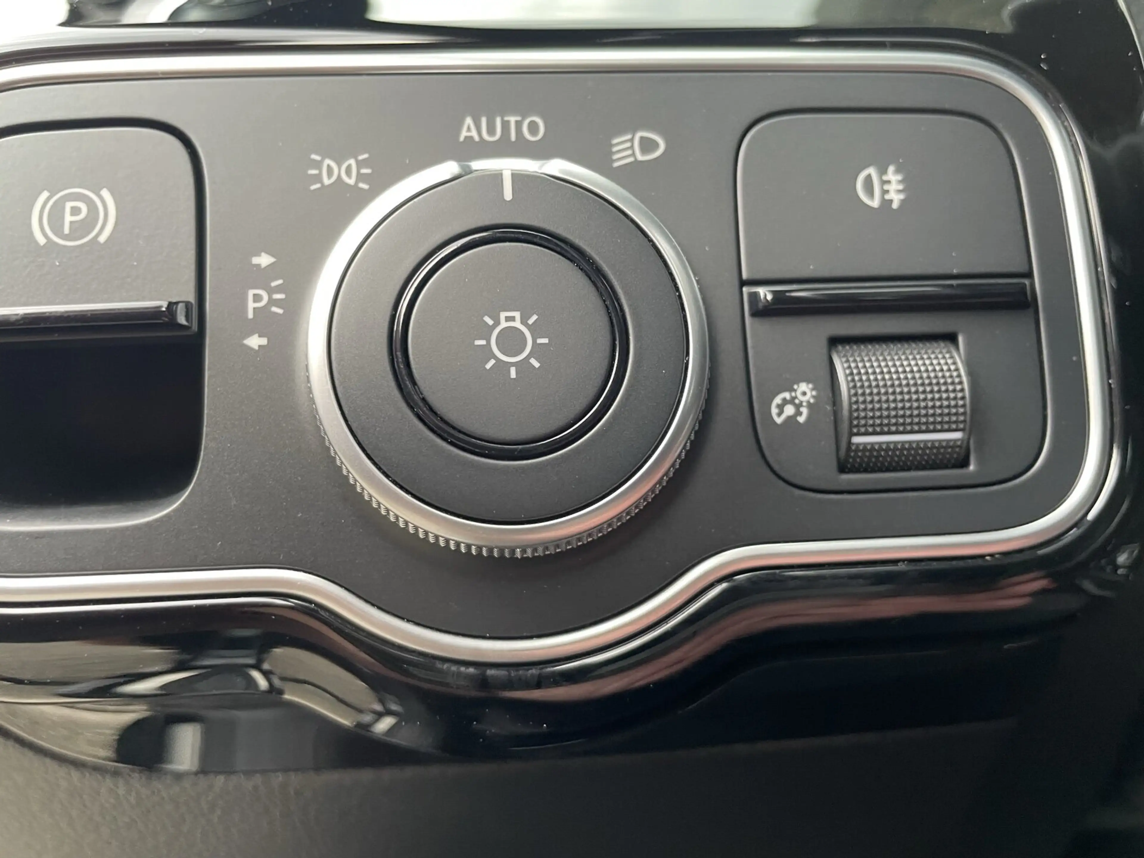 Mercedes-Benz A 200 A 200 d Kompaktlimousine AMG *PANO*KEYLESS*AMBI*CAM — photo 15