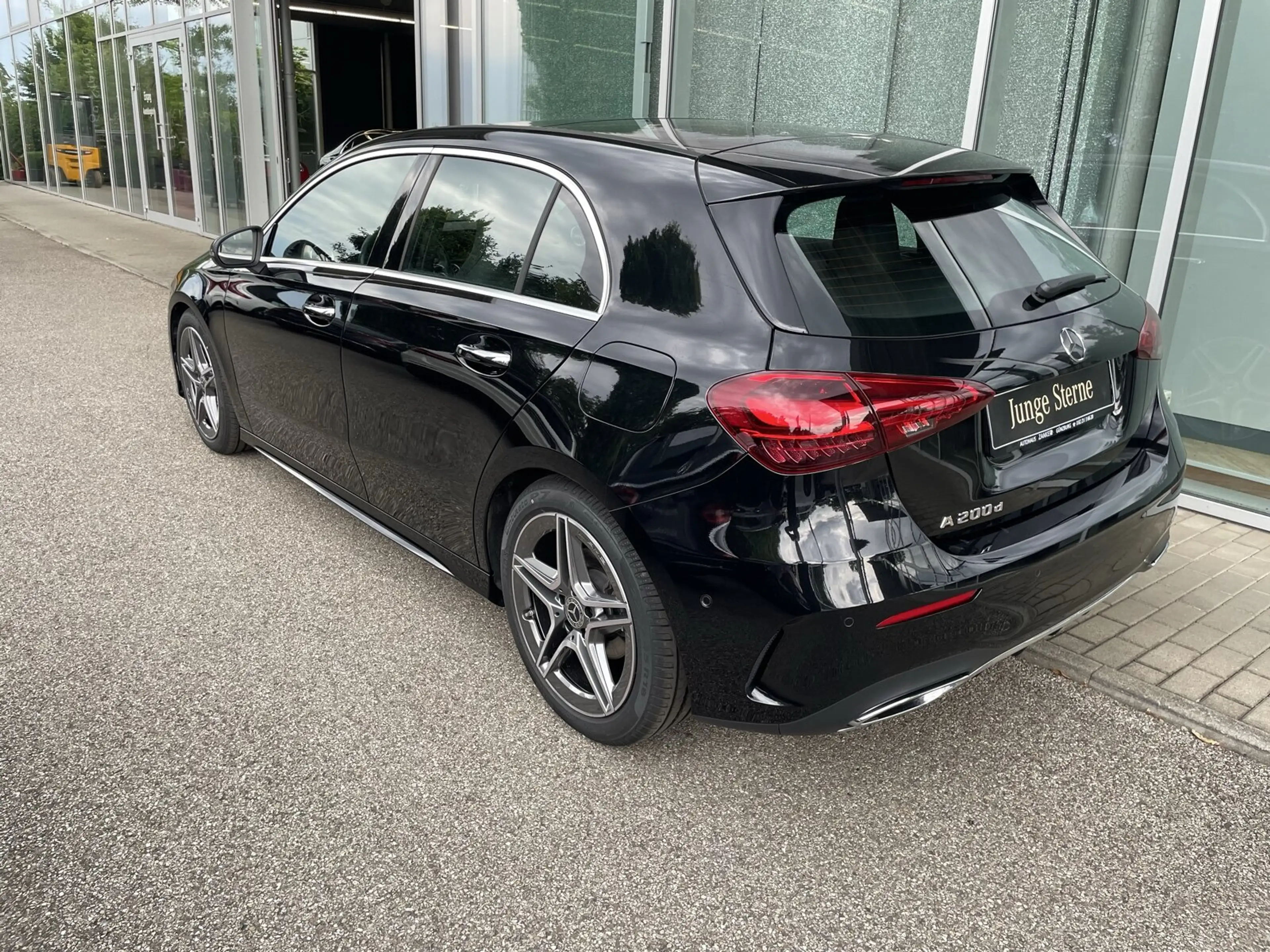 Mercedes-Benz A 200 A 200 d Kompaktlimousine AMG *PANO*KEYLESS*AMBI*CAM — photo 5