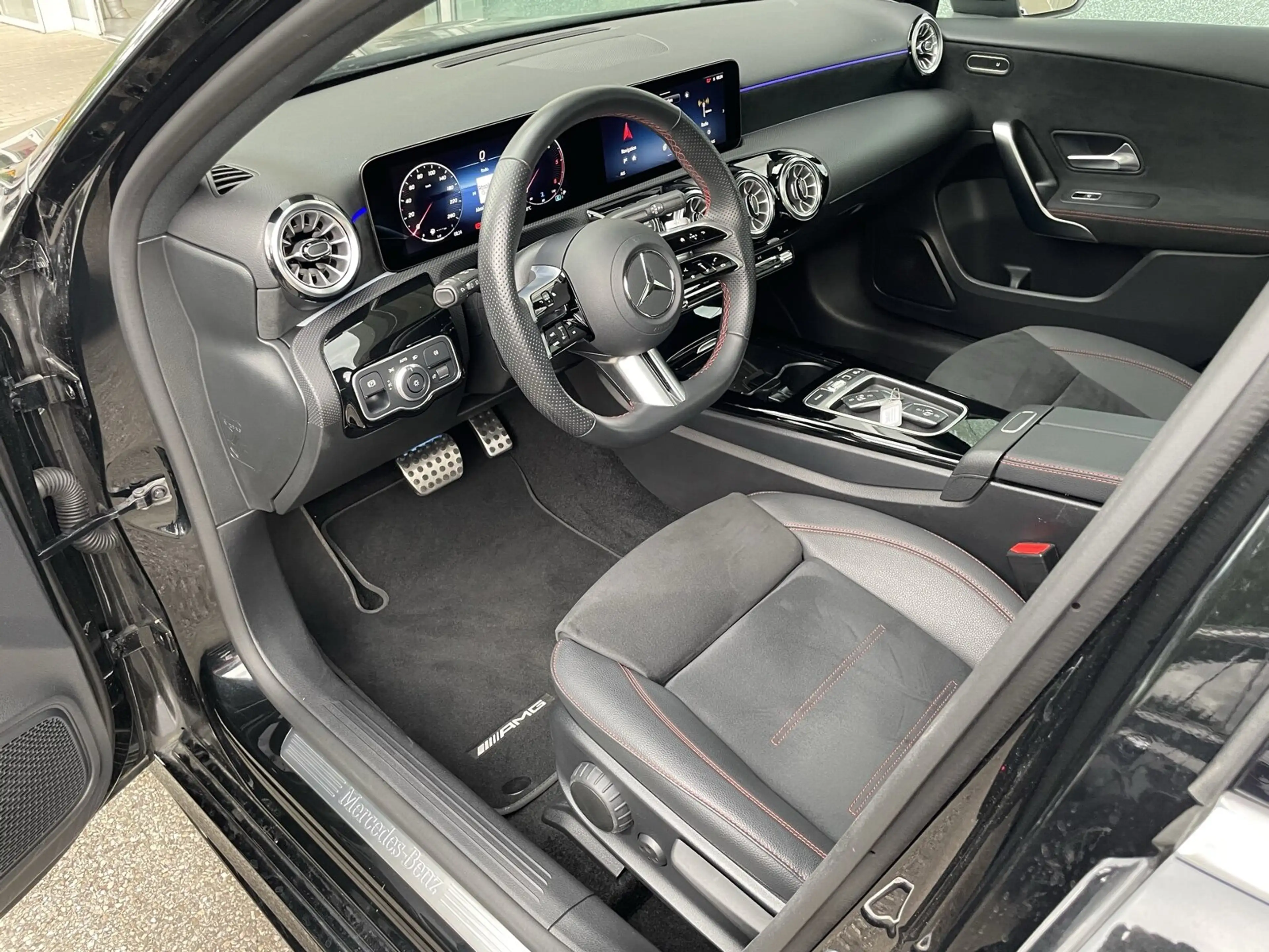Mercedes-Benz A 200 A 200 d Kompaktlimousine AMG *PANO*KEYLESS*AMBI*CAM — photo 10