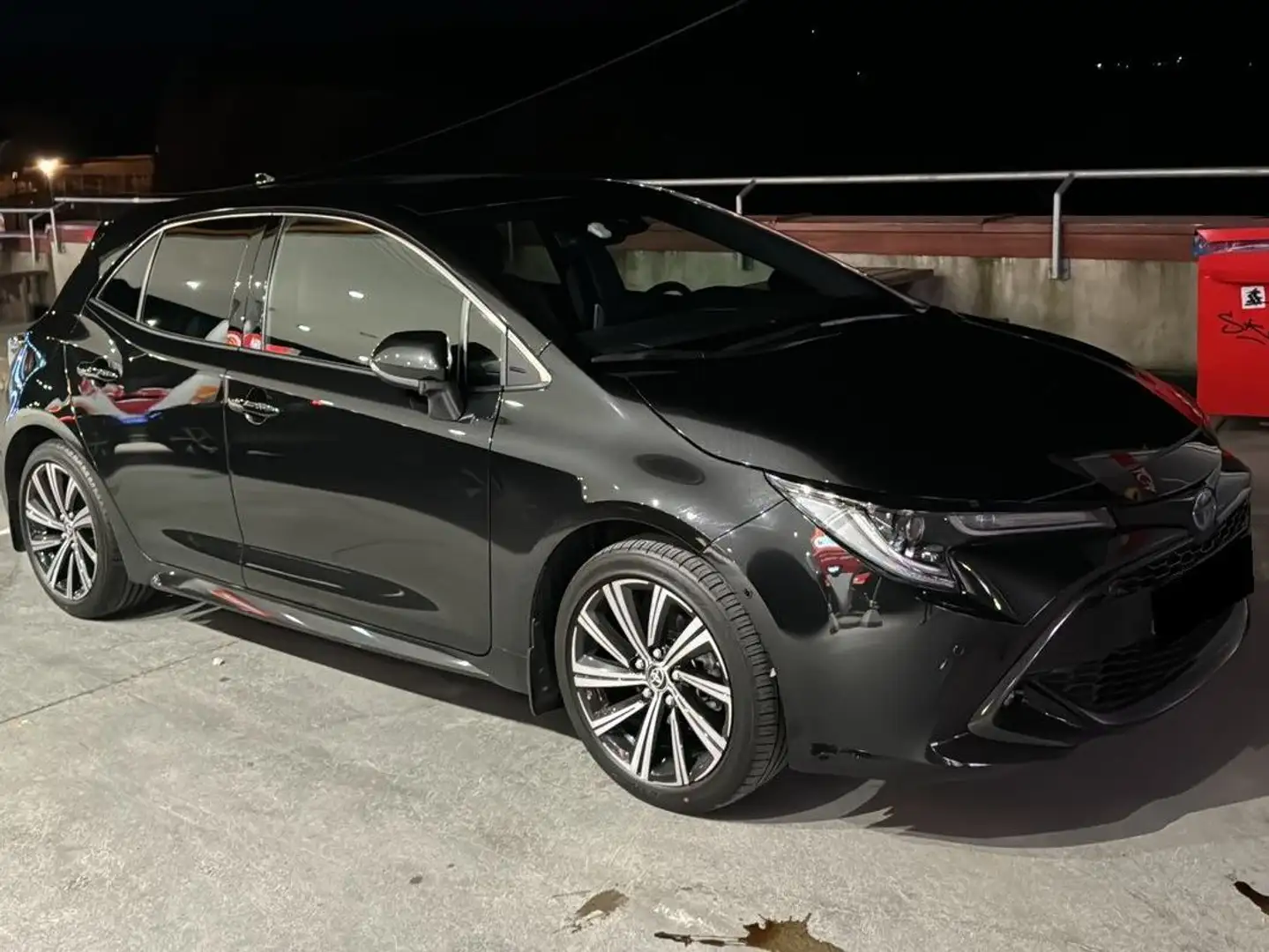 Toyota Corolla 1.8 Hybride Active Tech crna - 1