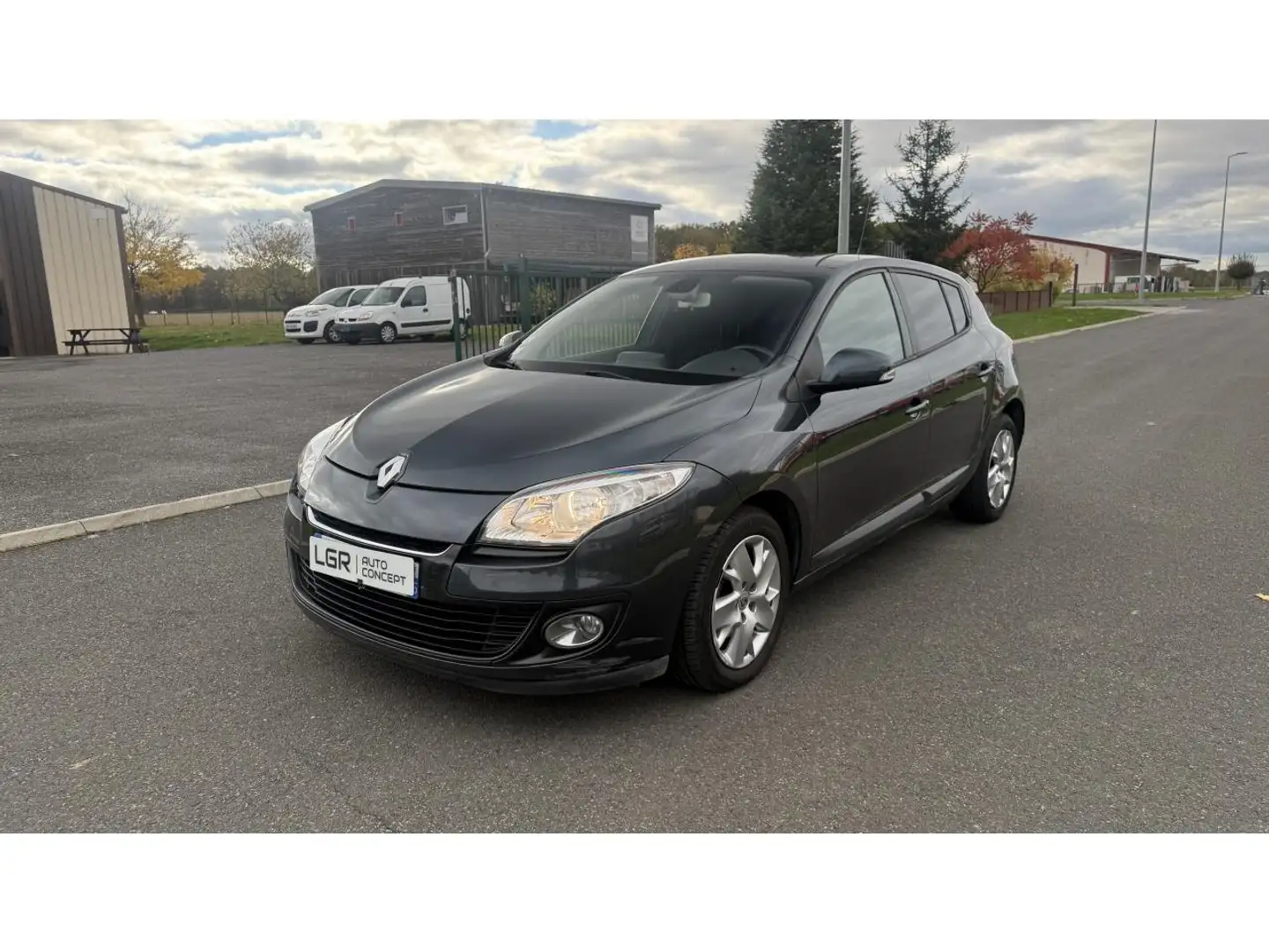 Renault Megane 1.5 dCi 110 EDC Expression PHASE 2 / ENTRETIEN COMPLET / REGULATEUR / BLUETOOTH / DISTRIBUTION OK Gris - 2