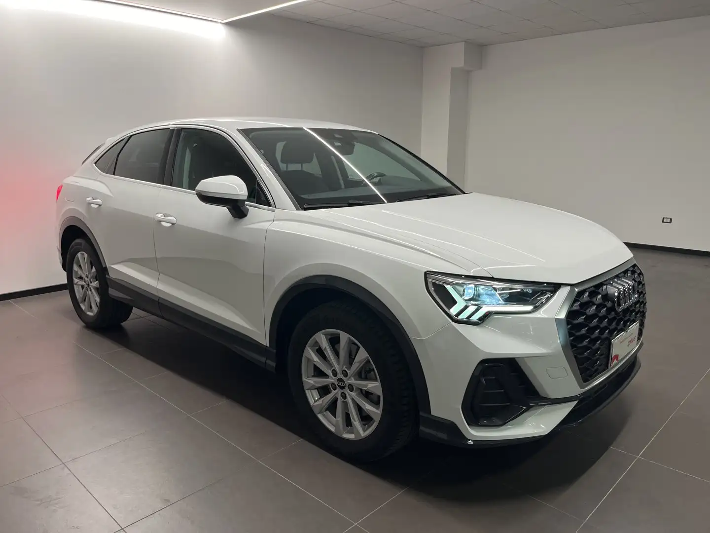 Audi Q3 Audi Sportback Business Plus 45 TFSI e 180(245) k Wit - 2