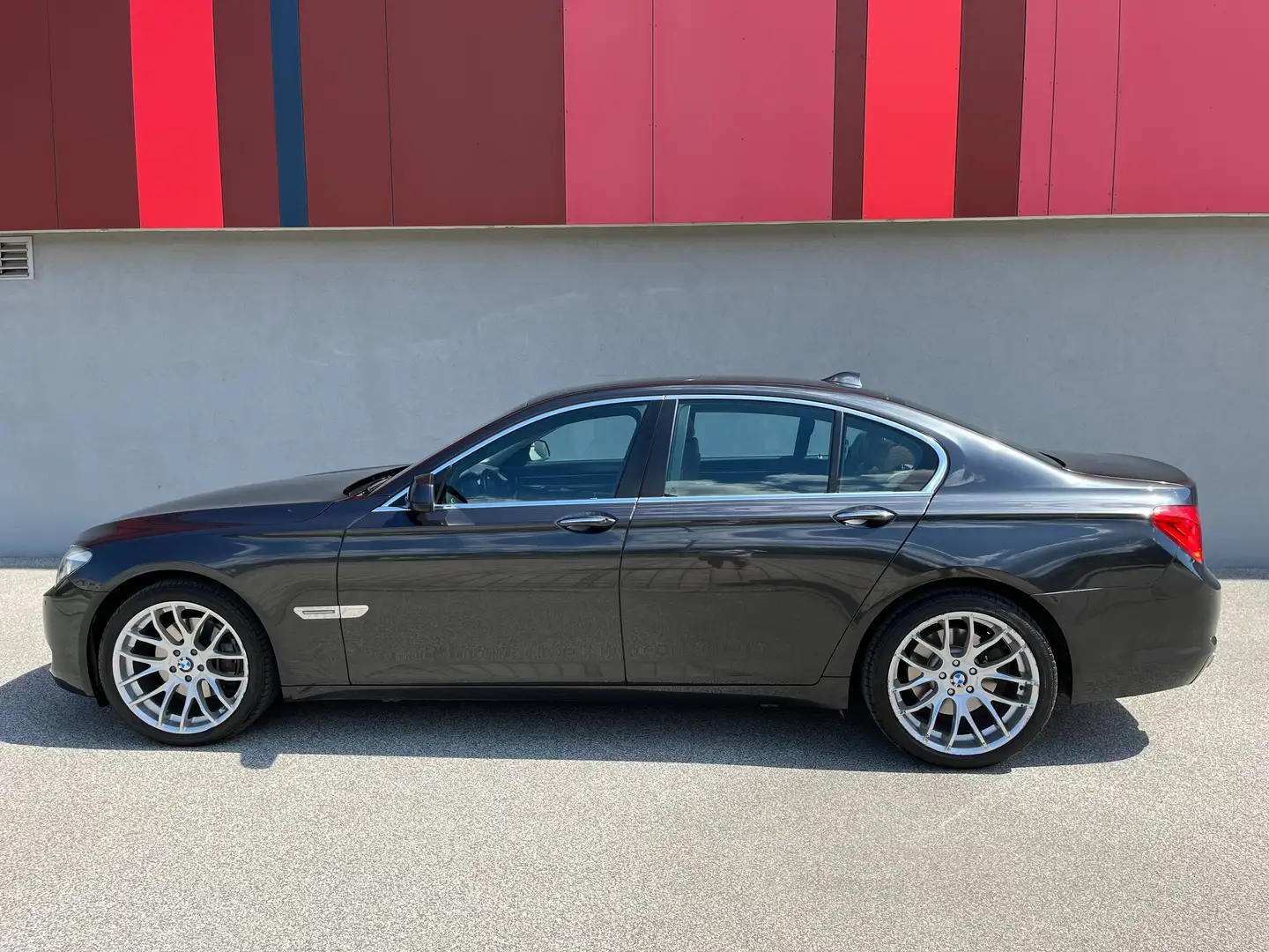 BMW 730 730d Aut. Serviceheft. Nur 80.000 Kilometer!! Schwarz - 1