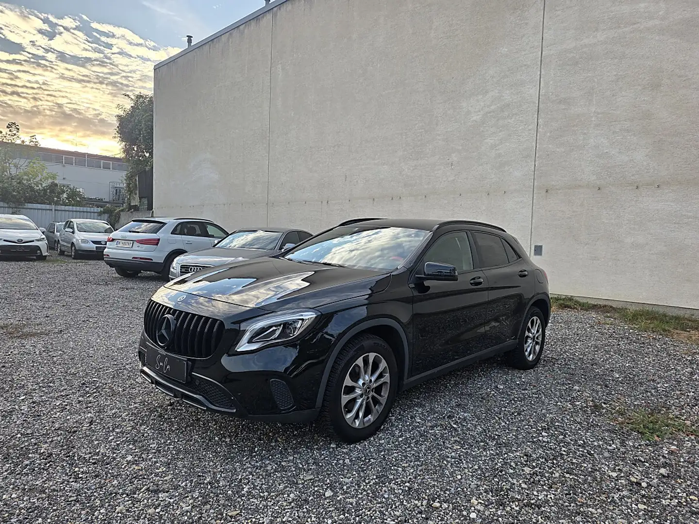 Mercedes-Benz GLA 180 Aut. Schwarz - 2