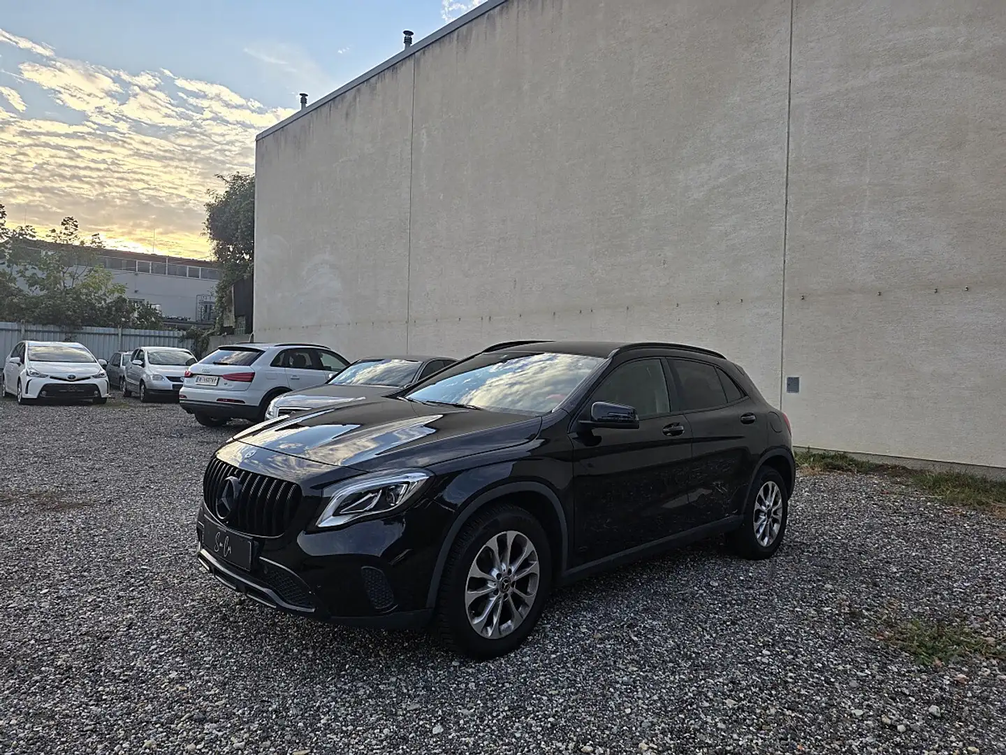 Mercedes-Benz GLA 180 Aut. Schwarz - 1