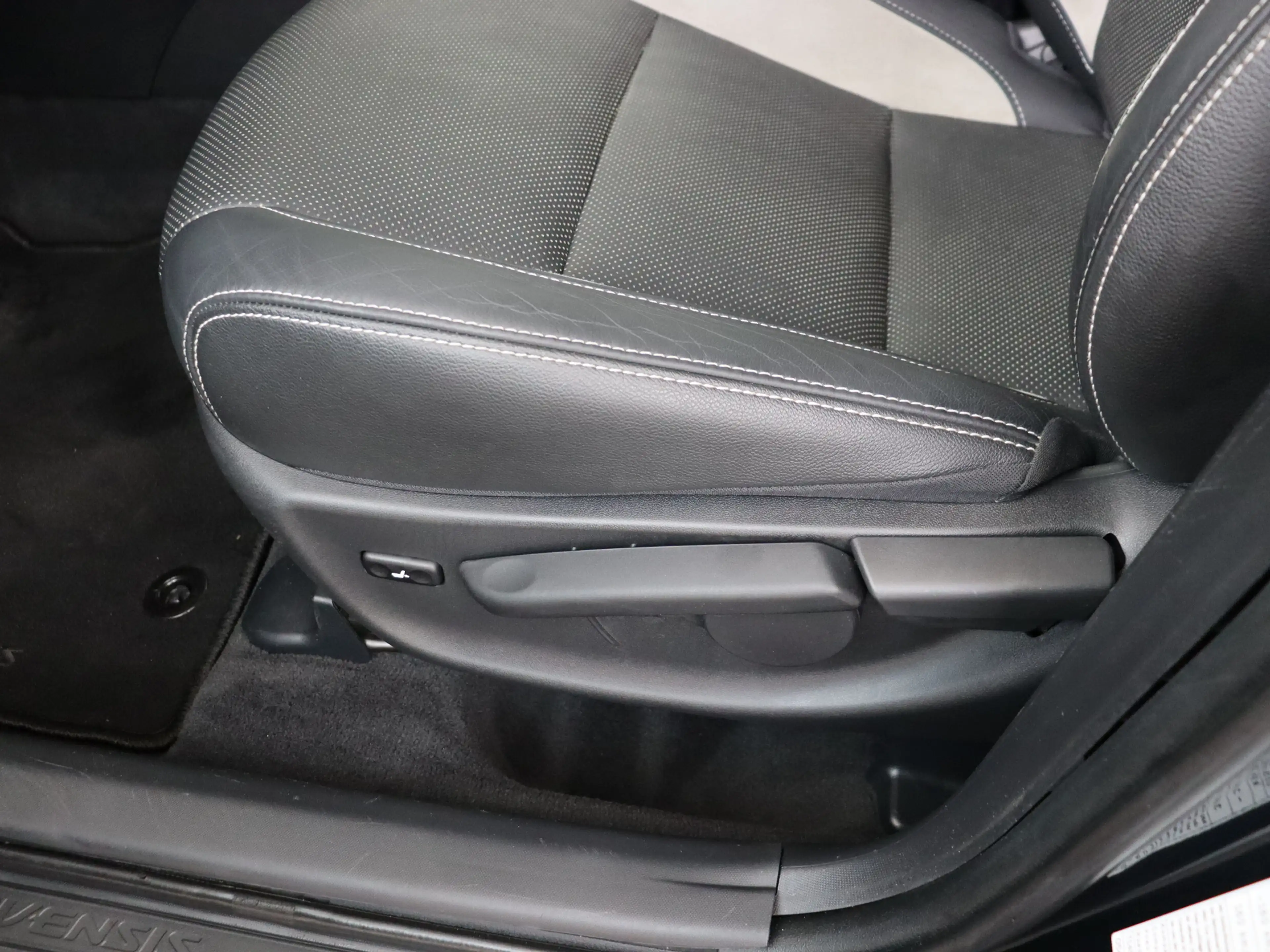Toyota Avensis Touring Sports 1.8 VVT-i Executive Business Panora — photo 10