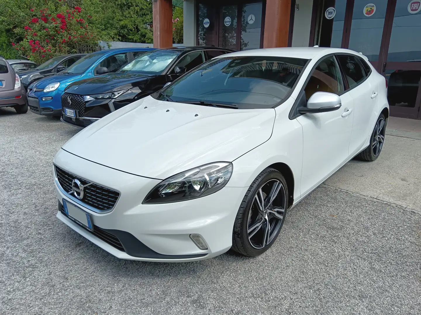 Volvo V40 2.0 D2 120CV R-DESIGN + PELLE + NAVI + PACK LUCI Bianco - 1