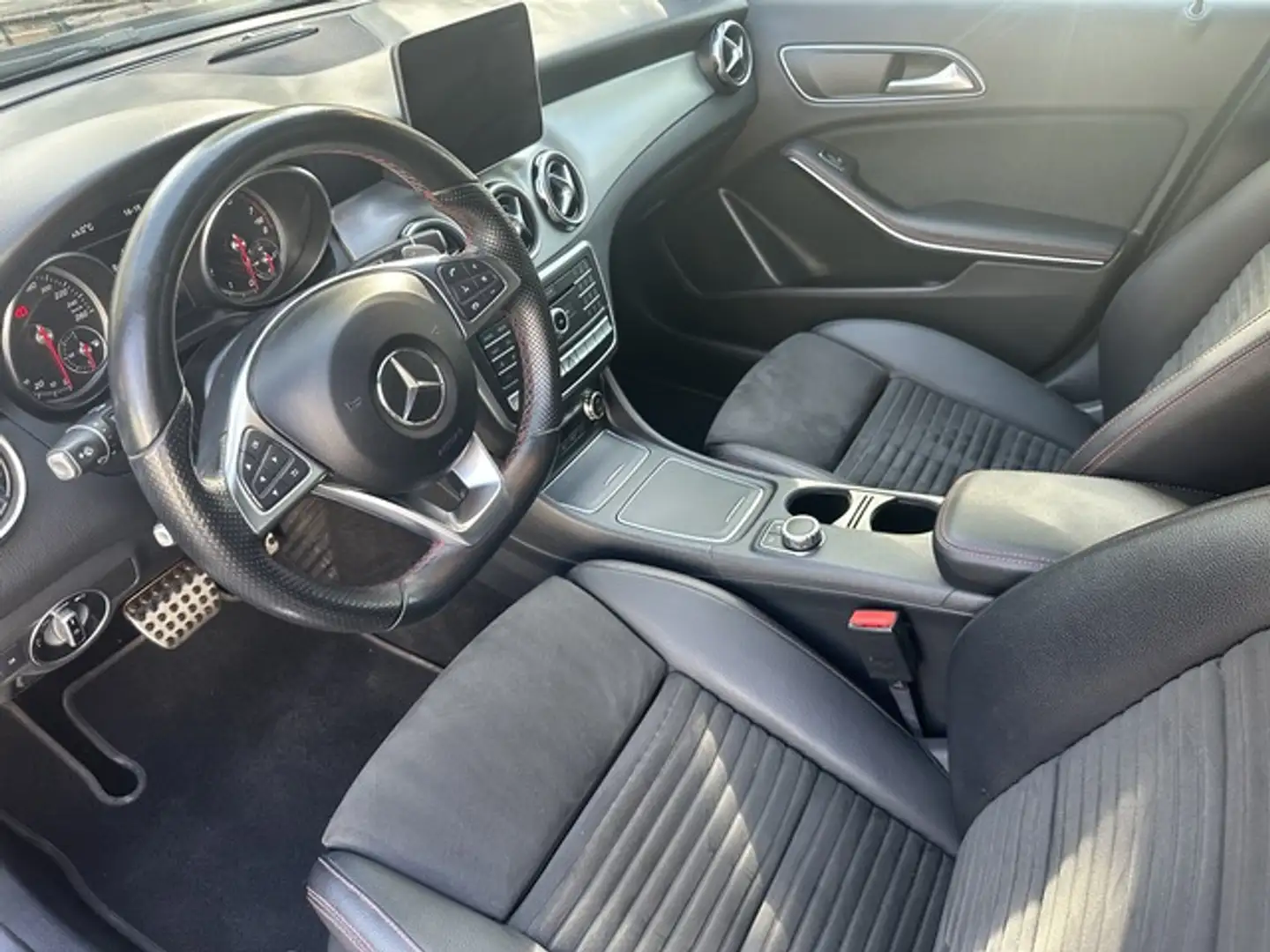 Mercedes-Benz GLA 250 4Matic *AMG Line*Panorama*Kamera* Fekete - 2