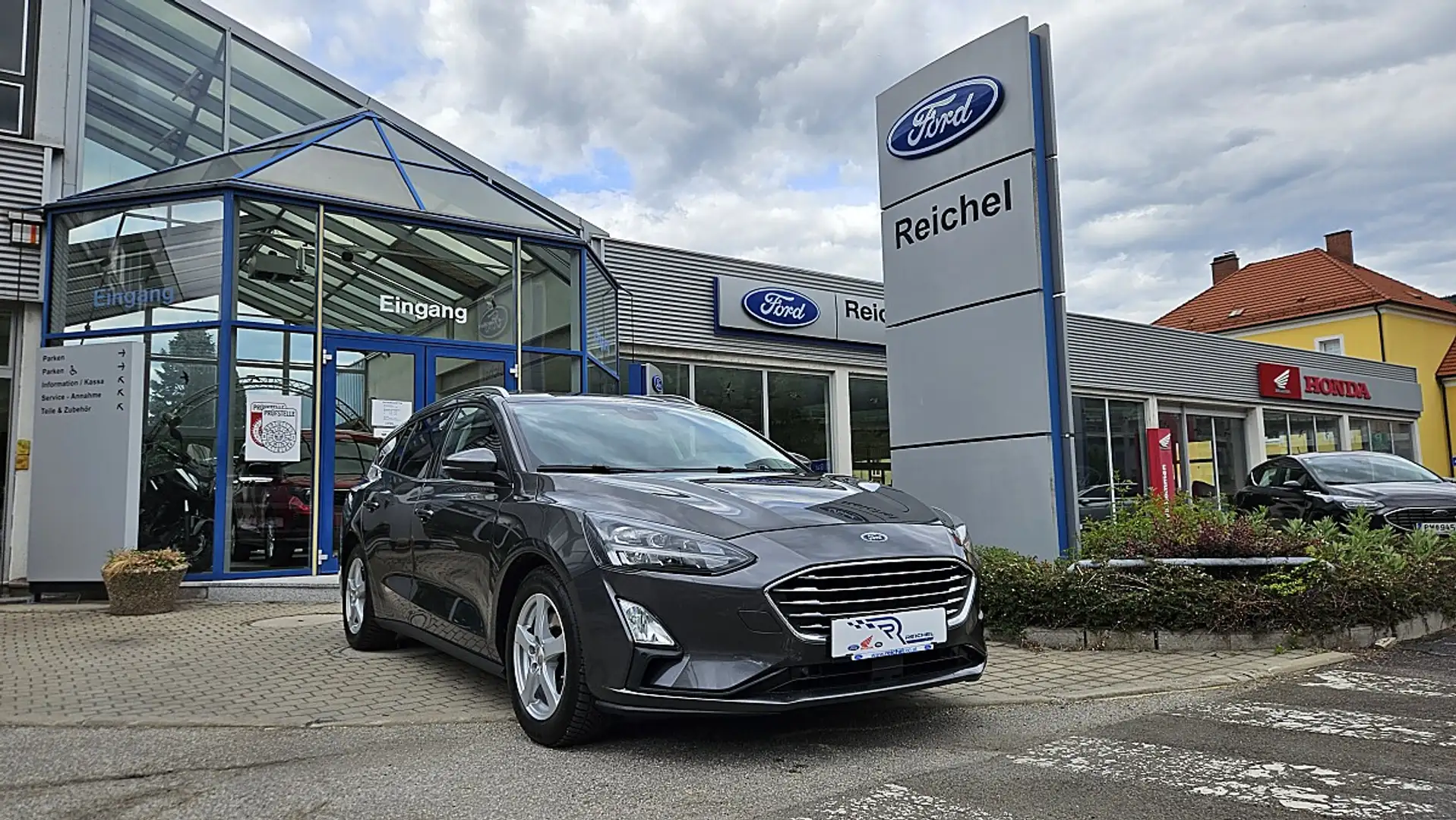 Ford Focus Traveller 2,0 EcoBlue SCR Titanium Aut. Grau - 1