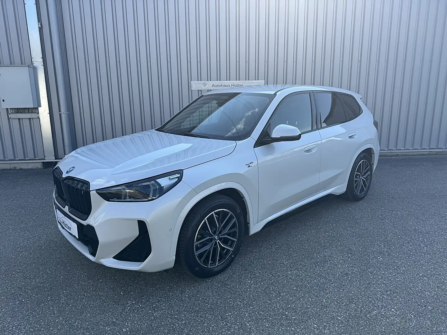 BMW iX1 xDrive30 AHK HuD M-Sport ACC Weiß - 1