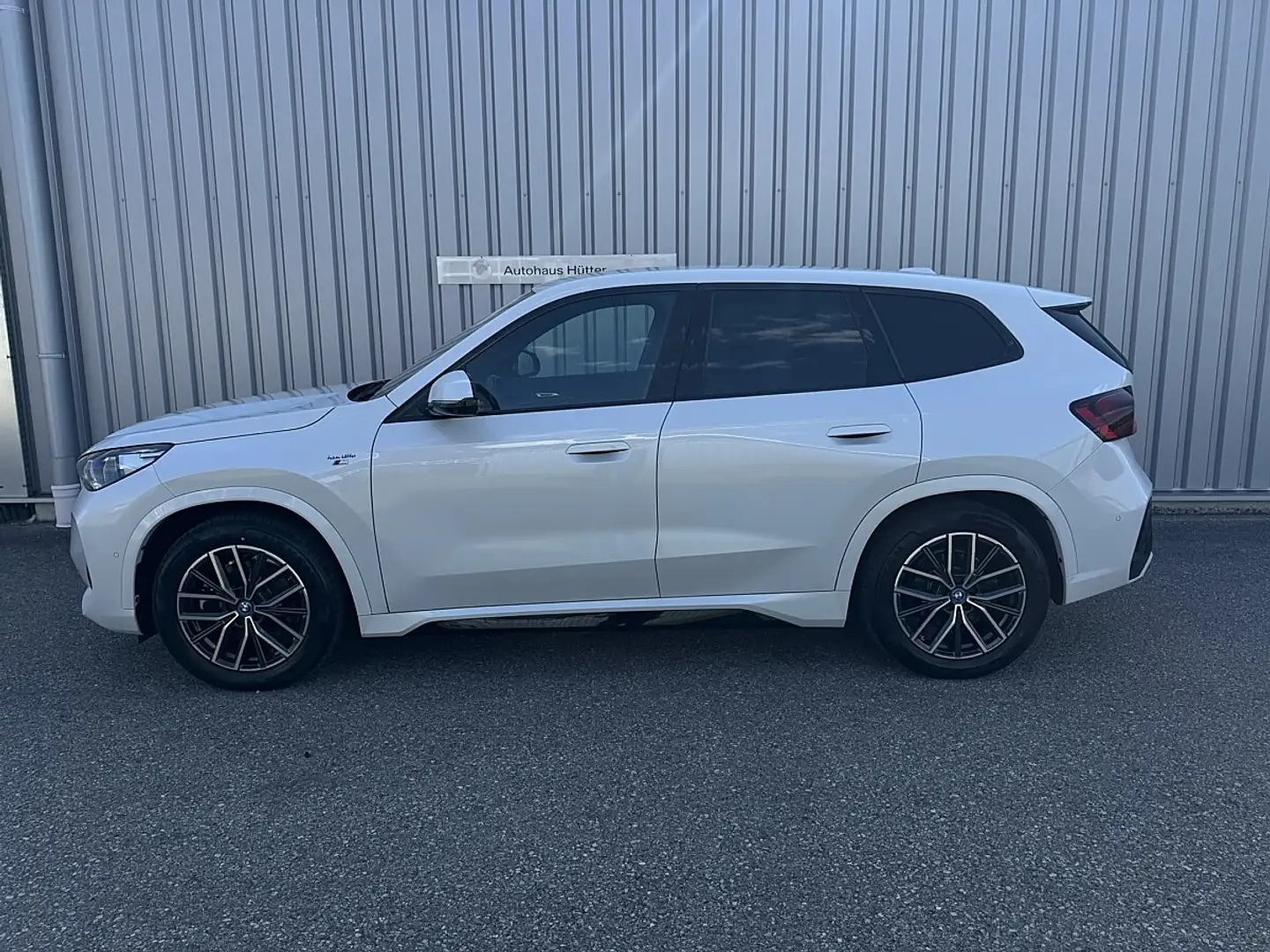 BMW iX1 xDrive30 AHK HuD M-Sport ACC Weiß - 2