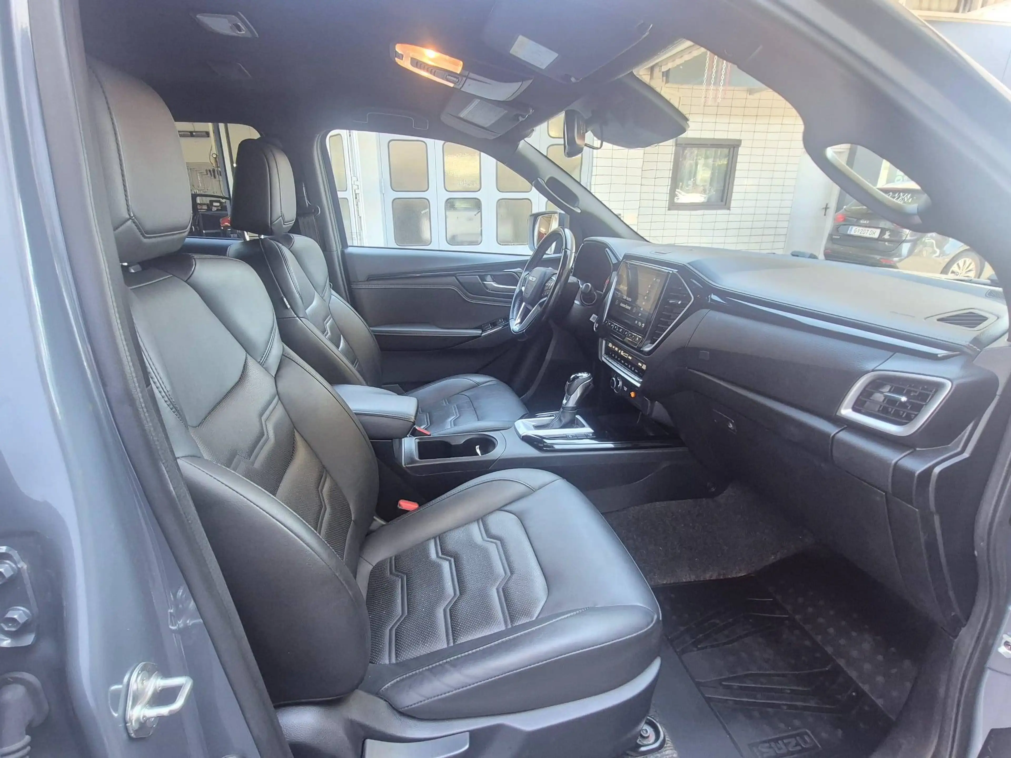 Isuzu D-Max Double Cab 4x4 V-Cross A/T *28.000€ netto* — photo 6
