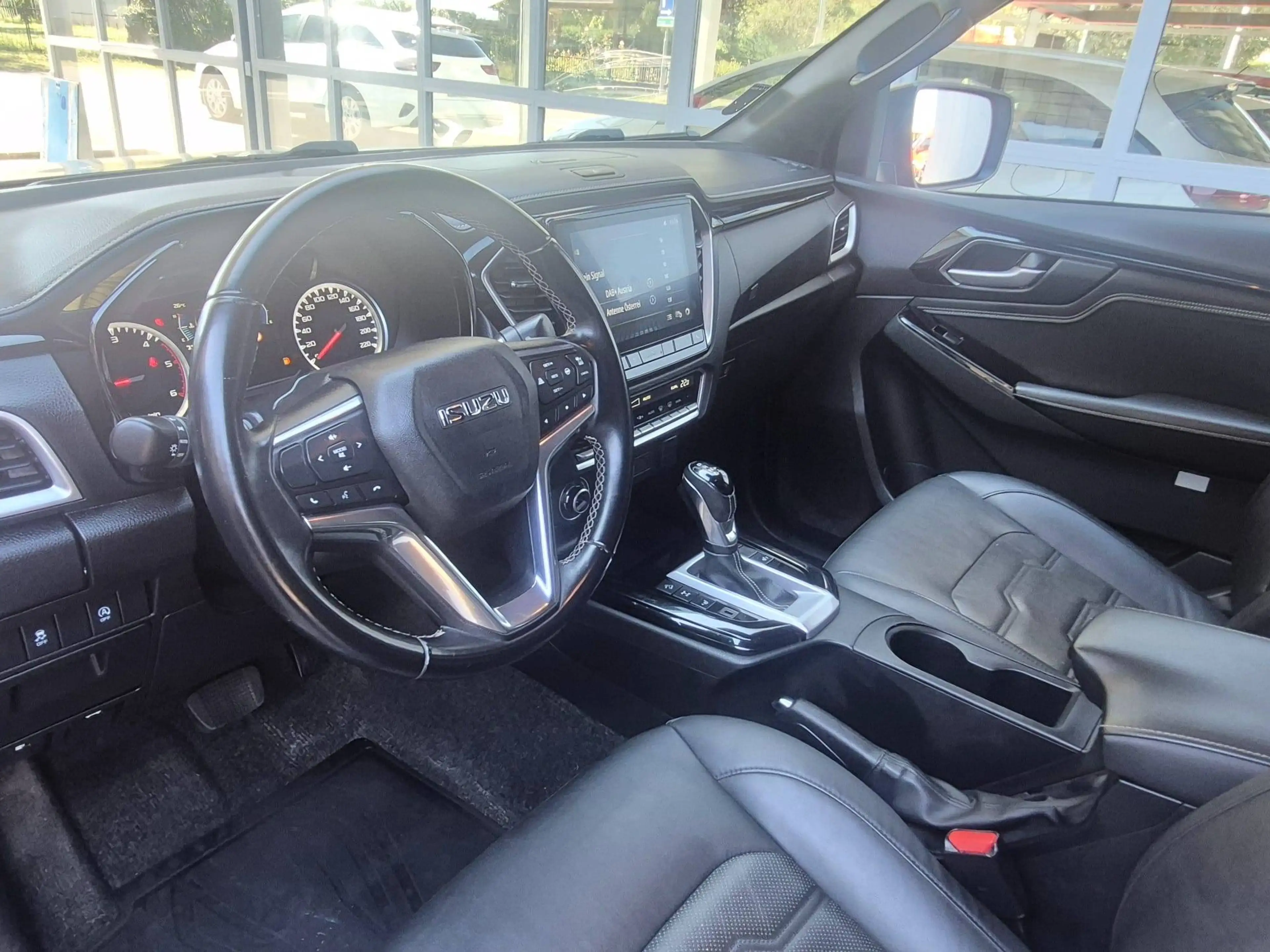 Isuzu D-Max Double Cab 4x4 V-Cross A/T *28.000€ netto* — photo 8